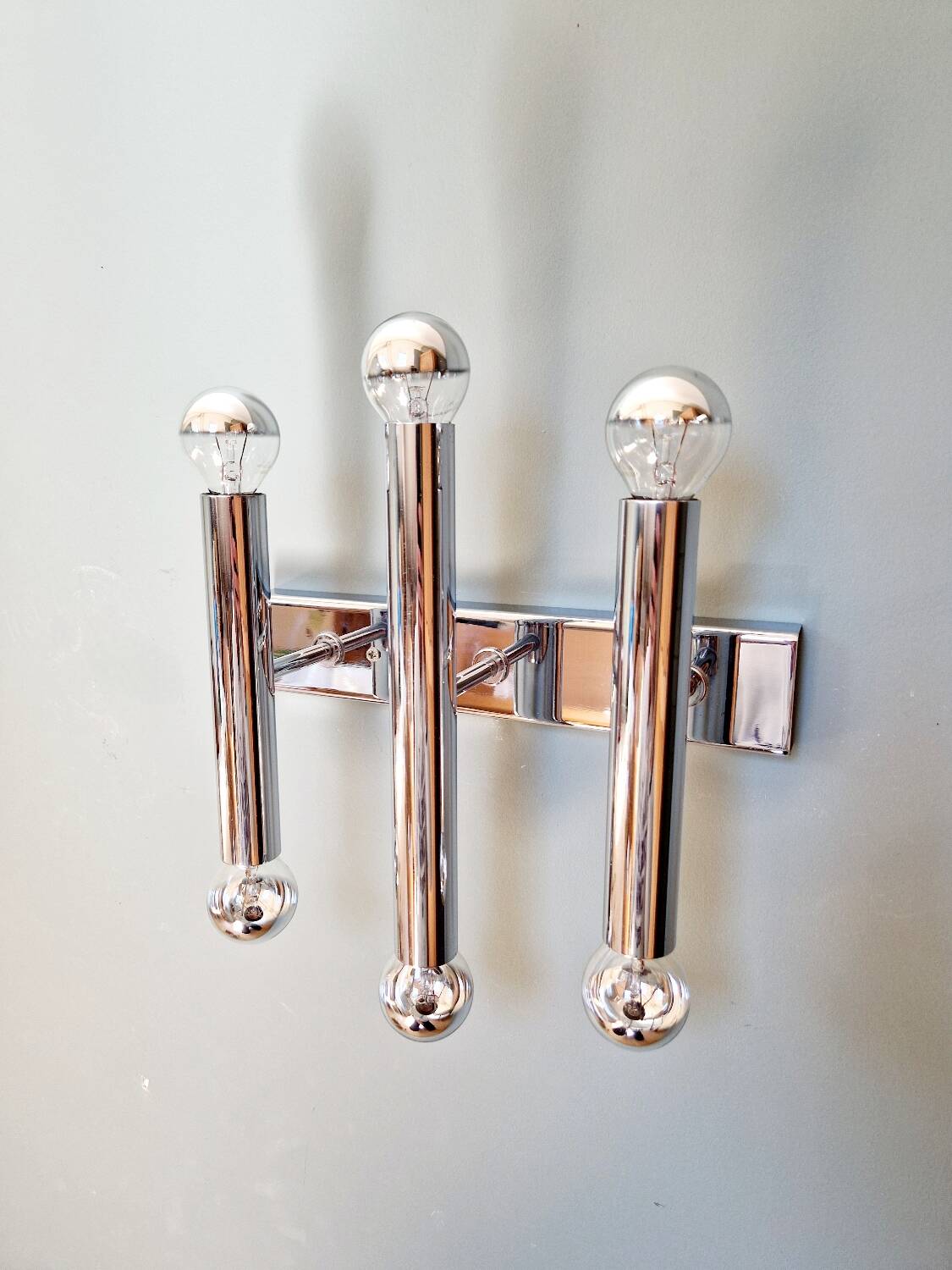 Tubular wall light in chromed metal