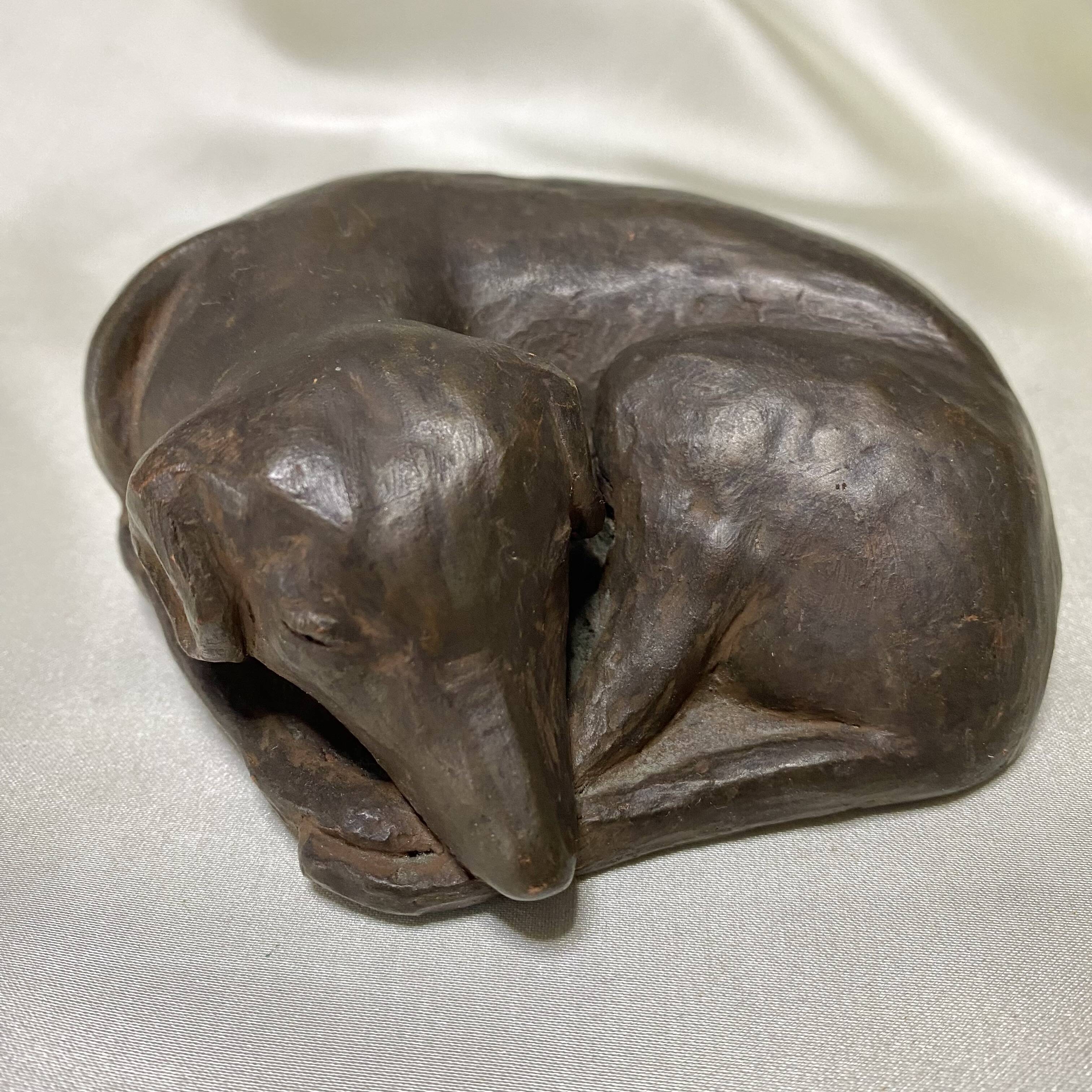 Sculpture chien couché