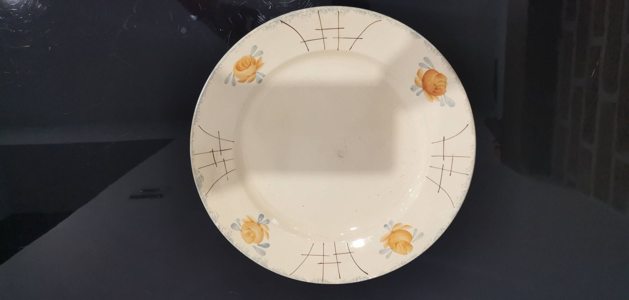 Ancien plat en faïence Terre de fer, peint à la main