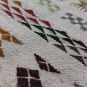 Tapis blanc à motifs berbères multicolores fait main