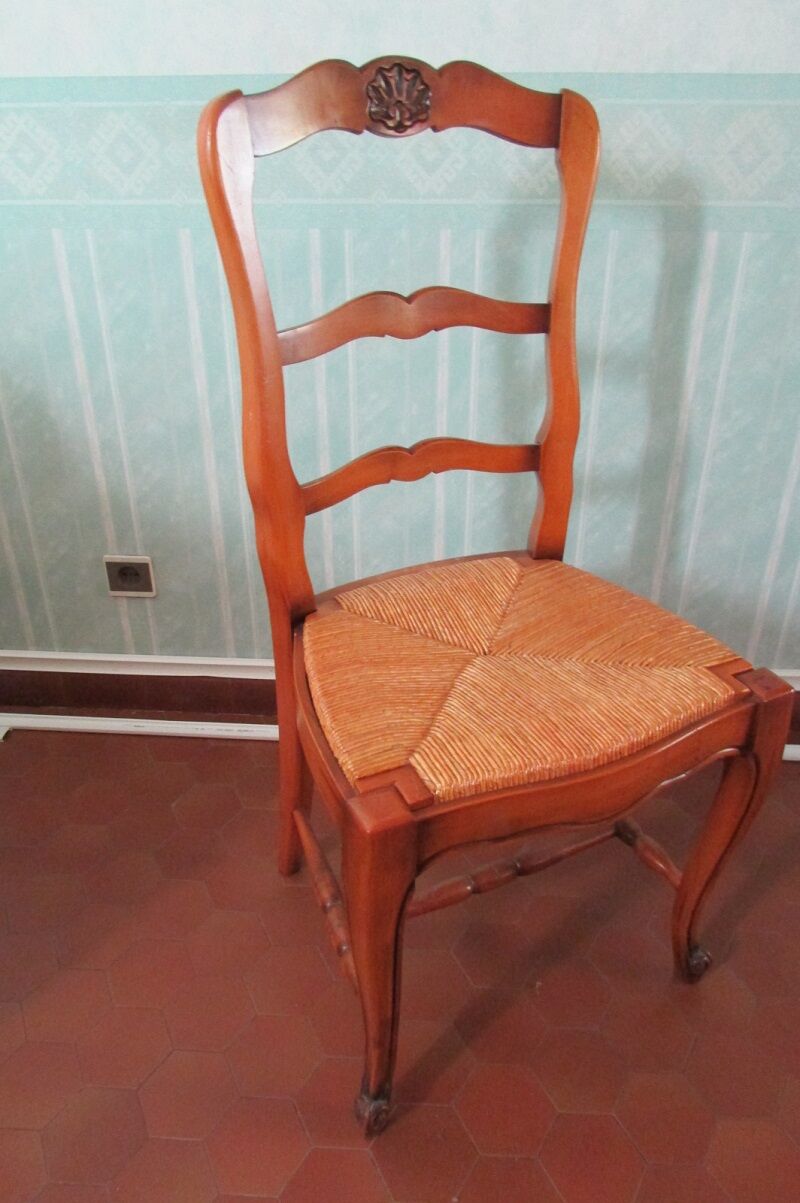 Extendable table and 4 straw chairs, cherry wood