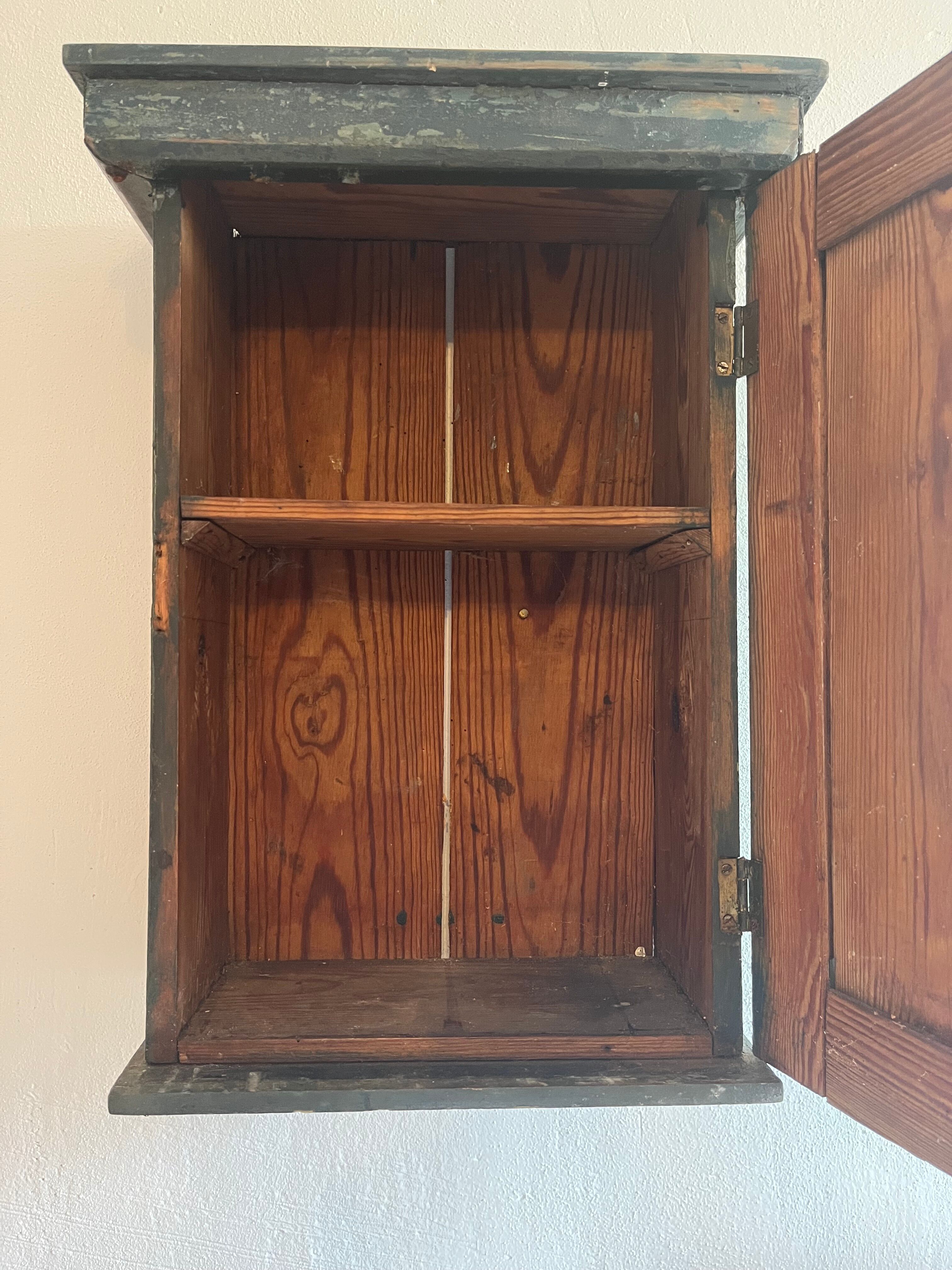 Armoire murale ancienne