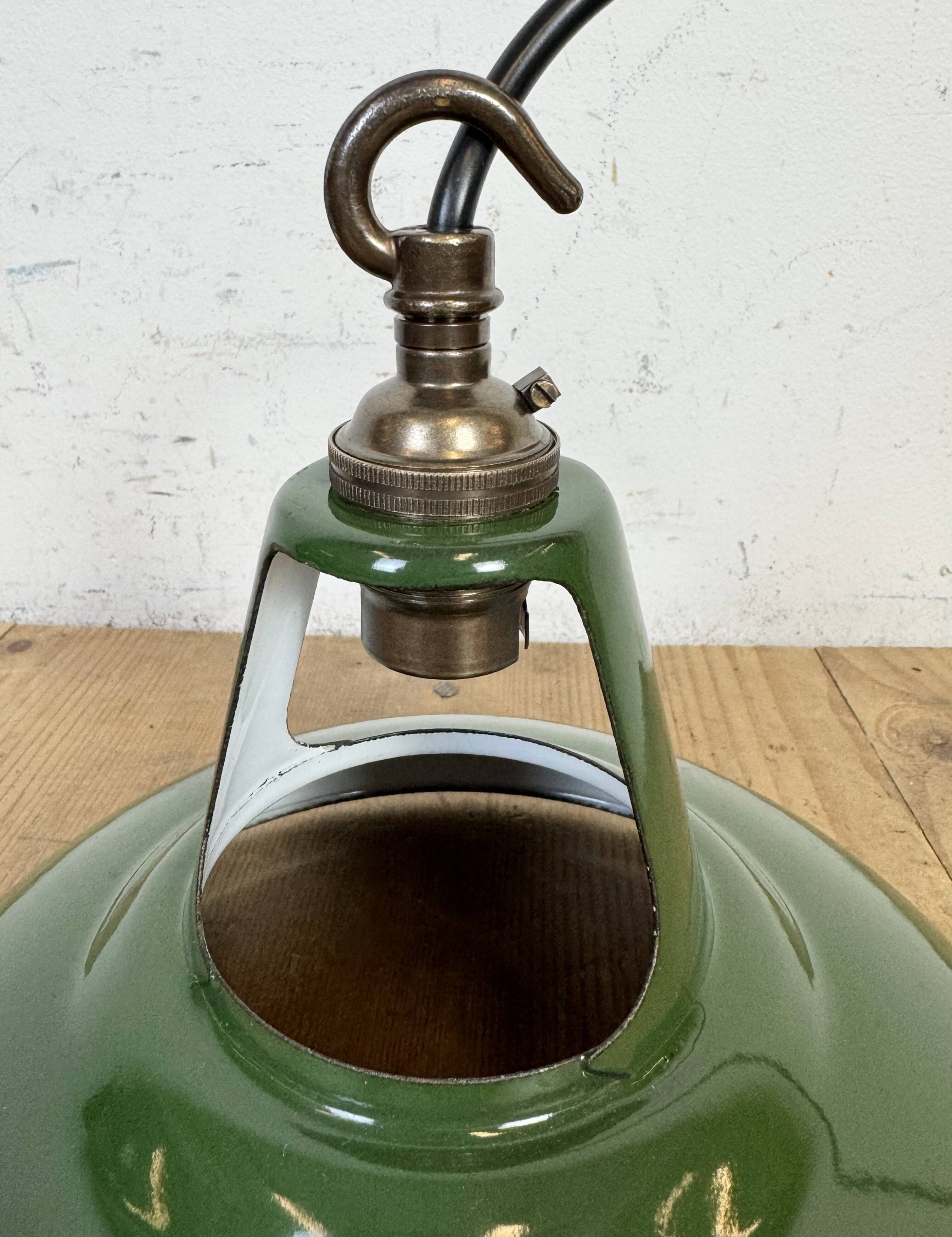 Suspension industrielle en émail vert de Coolicon, années 1950