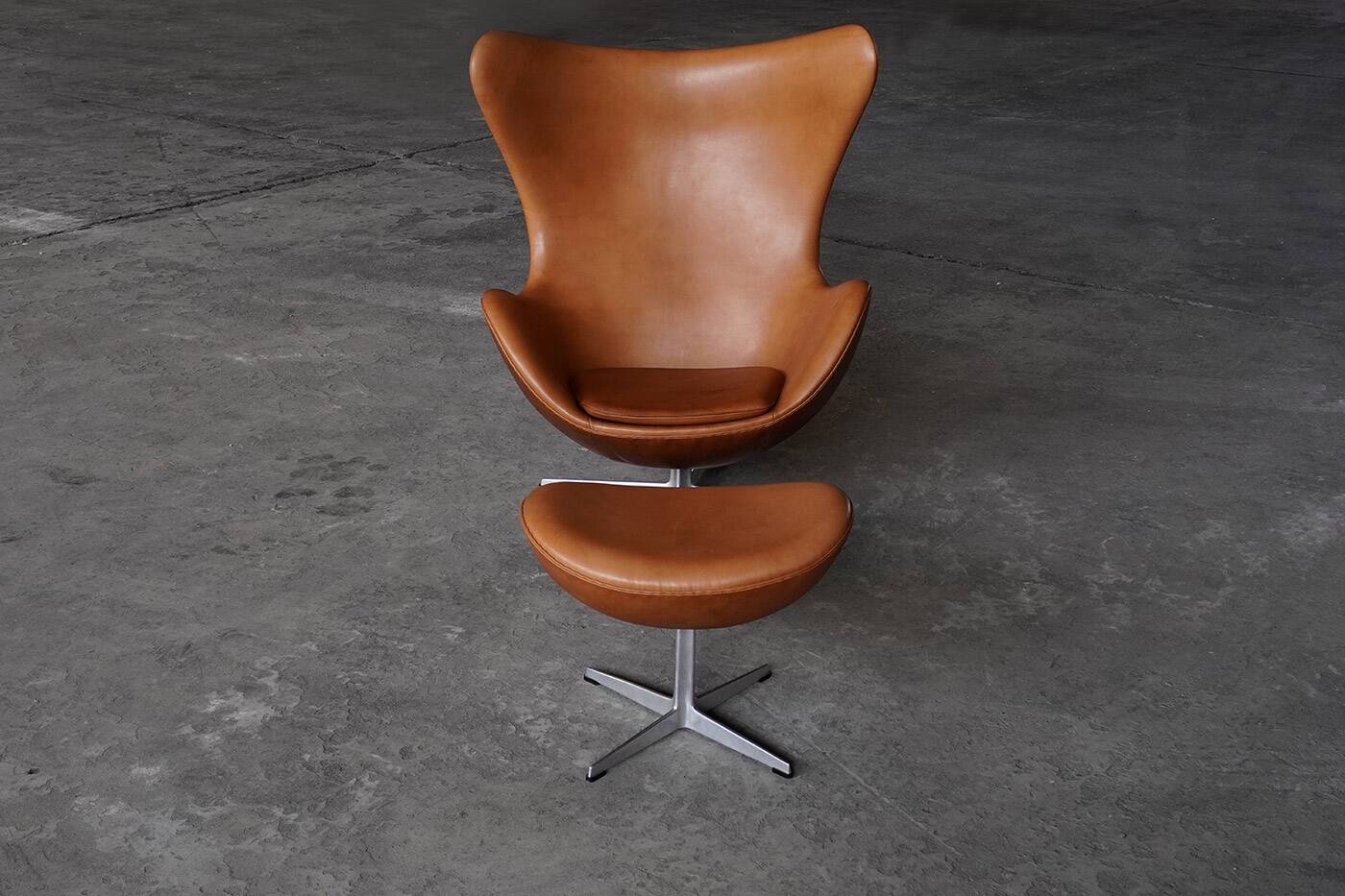Early Egg chair with footstool by Arne Jacobsen for Fritz Hansen, Denmark 1960s