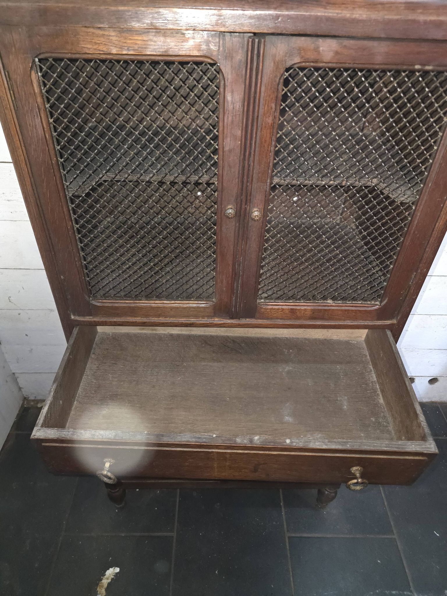 Meuble vintage en chêne avec portes grillagées