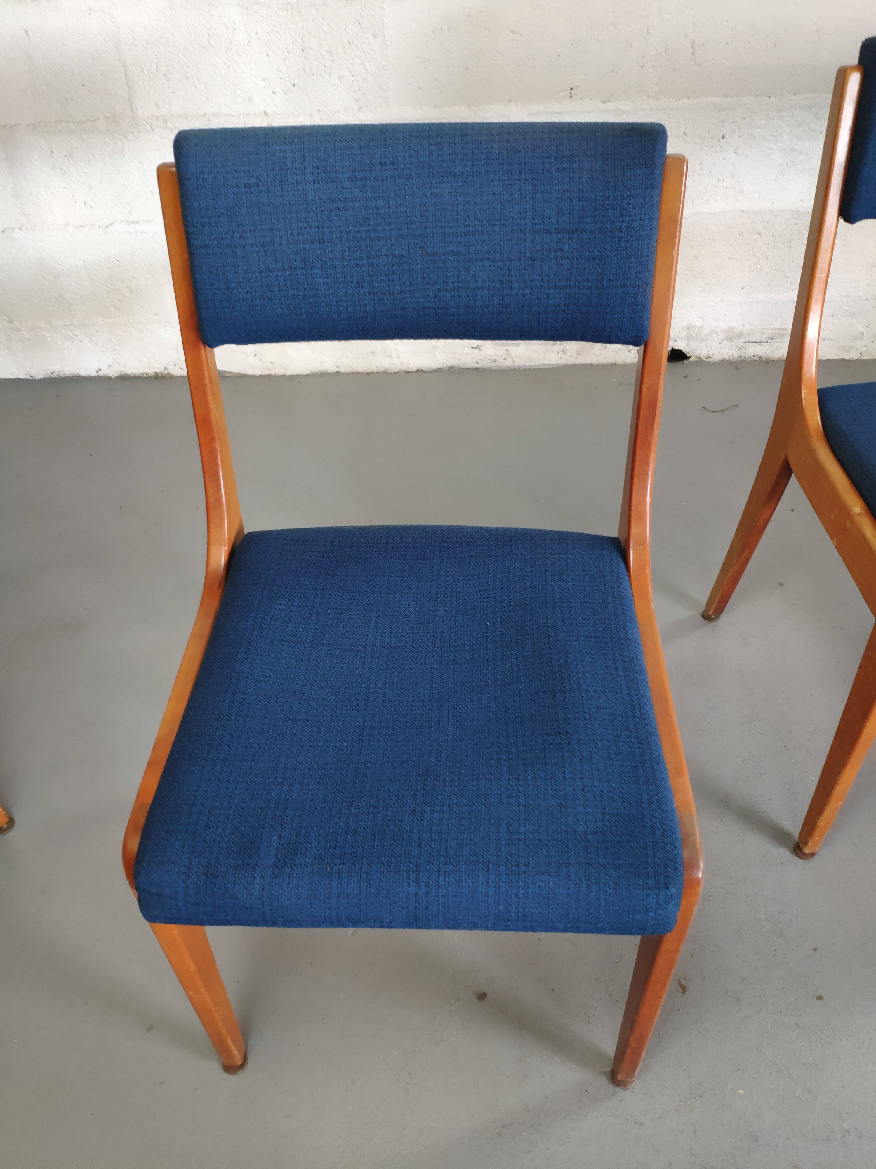 Lot de 4 chaises vintage piètement bois et tissu bleu circa 60