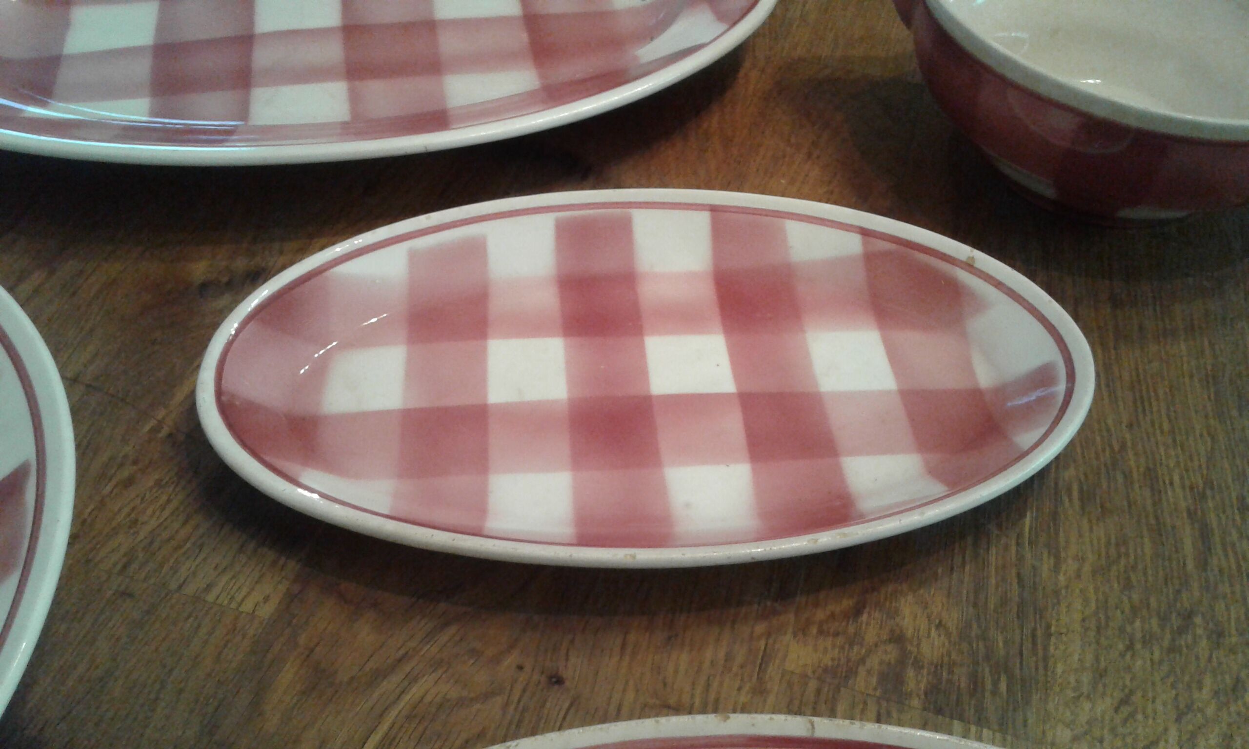 1 oval dish, 1 round dish, 2 raviers, 1 sausage