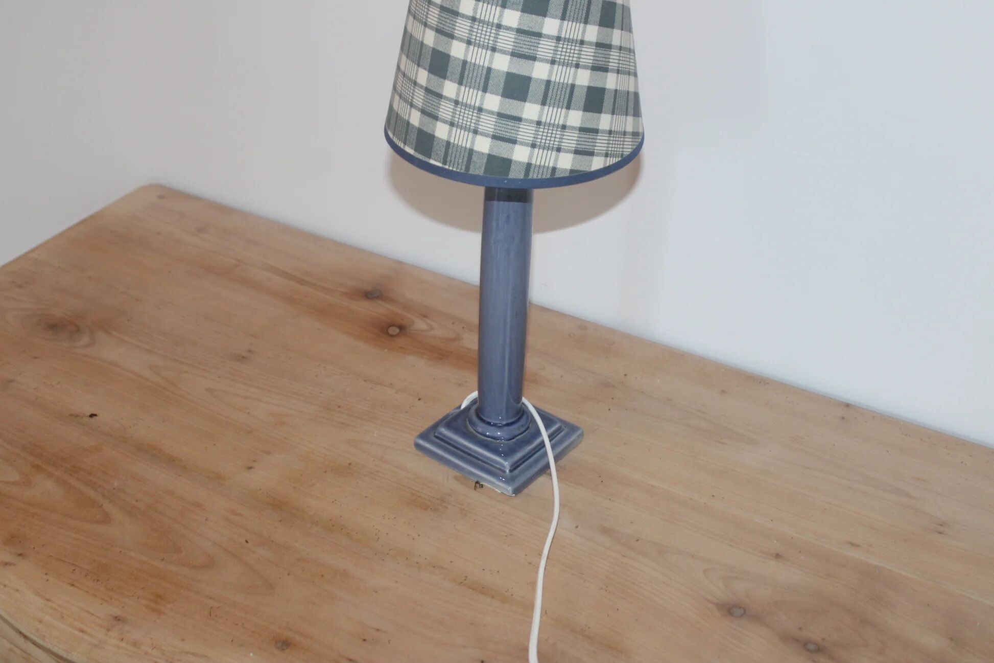 Vintage table lamp in bluish grey ceramic – Conical lampshade in Scottish tartan – 1970s/80s