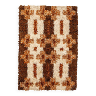 Scandinavian moder rya rug by Tabergs. 240 x 162 cm (94 x 64 in).