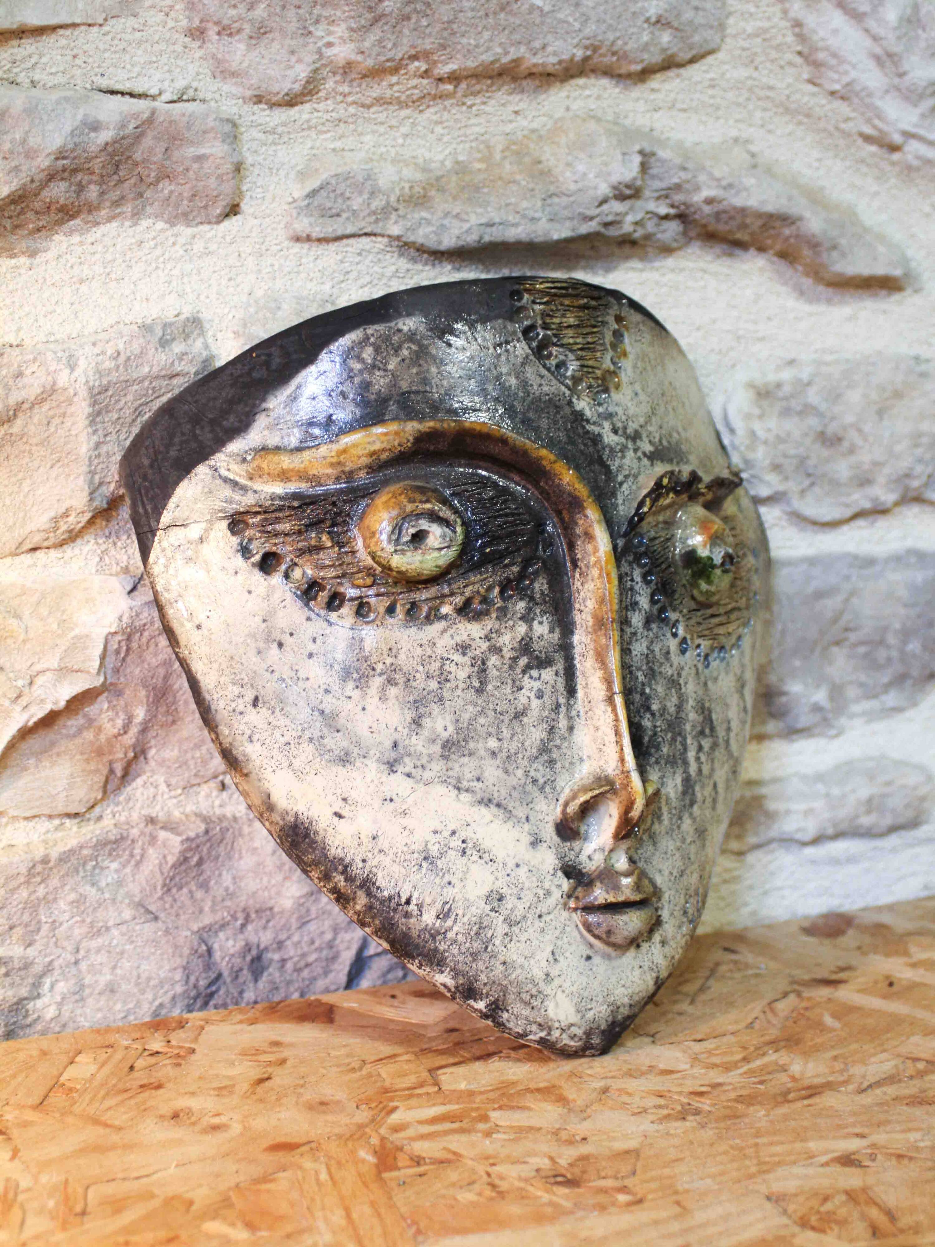 Masque décoratif en raku