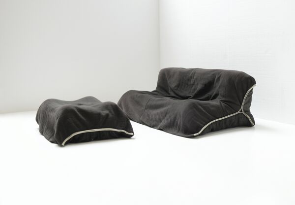 Canapé Yoko en alcantara par Michel Ducaroy pour Ligne Roset France