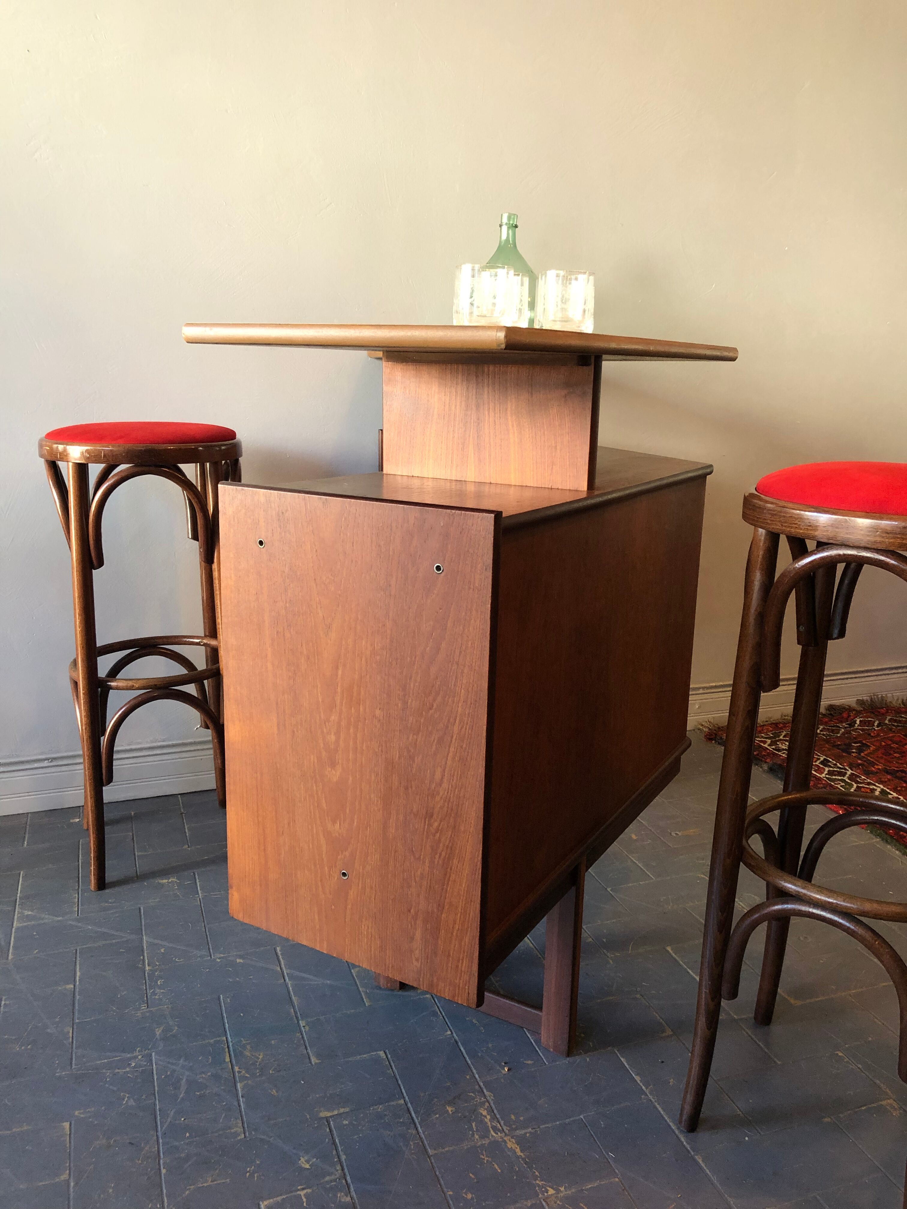 2 bistro bar stools
