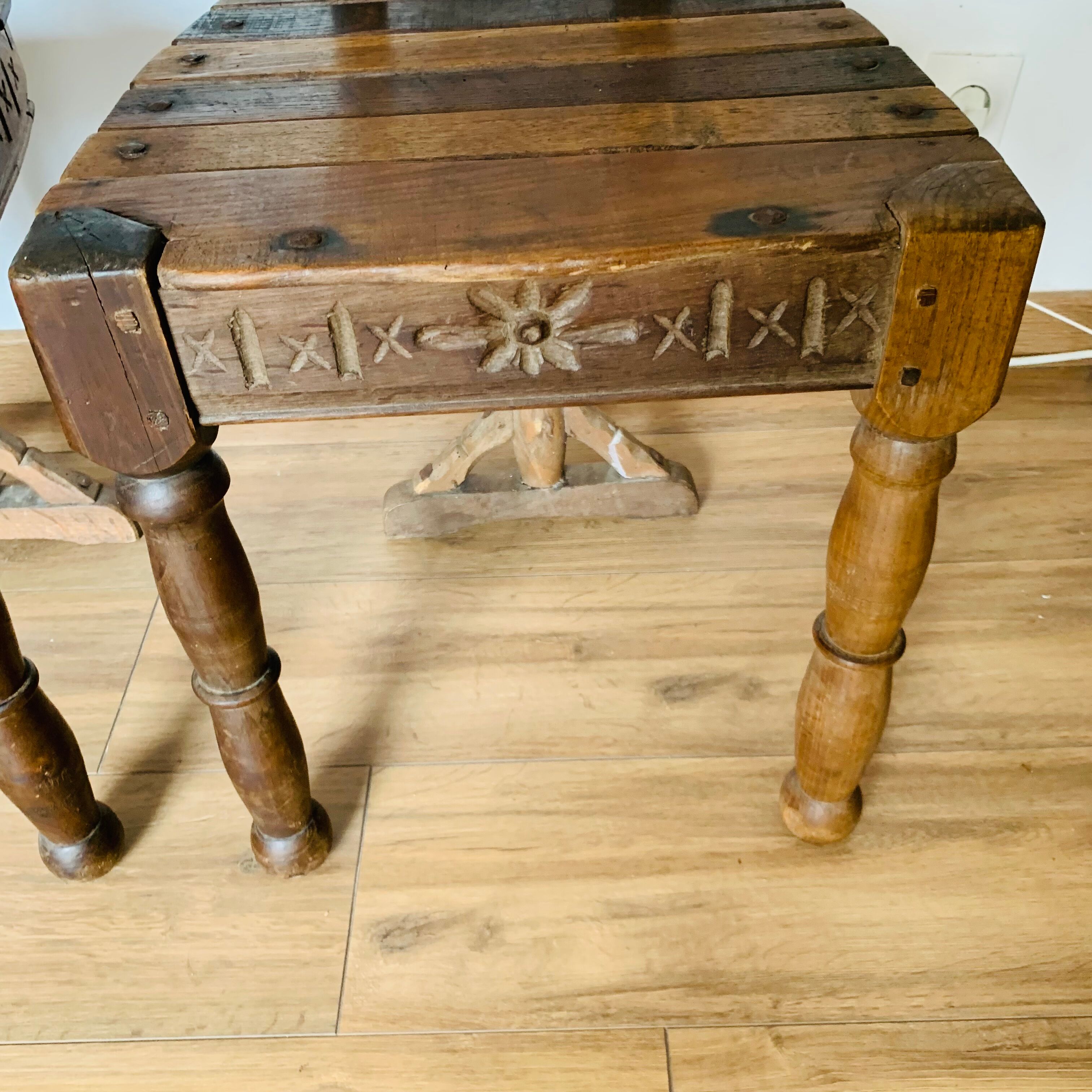 Ensemble de 5 chaises en bois, travail artisanal