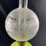 Grande lampe à huile en opaline verte à décor de guirlandes XIXe Napoléon III