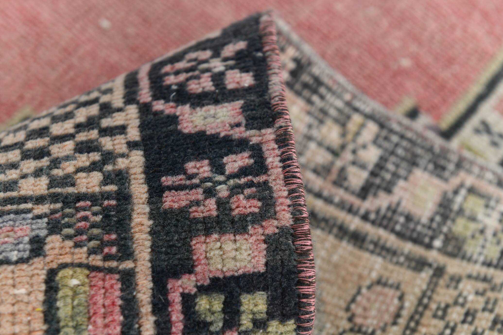 Tapis vintage oriental fait main rose et crème 4x7, 130x225 cm