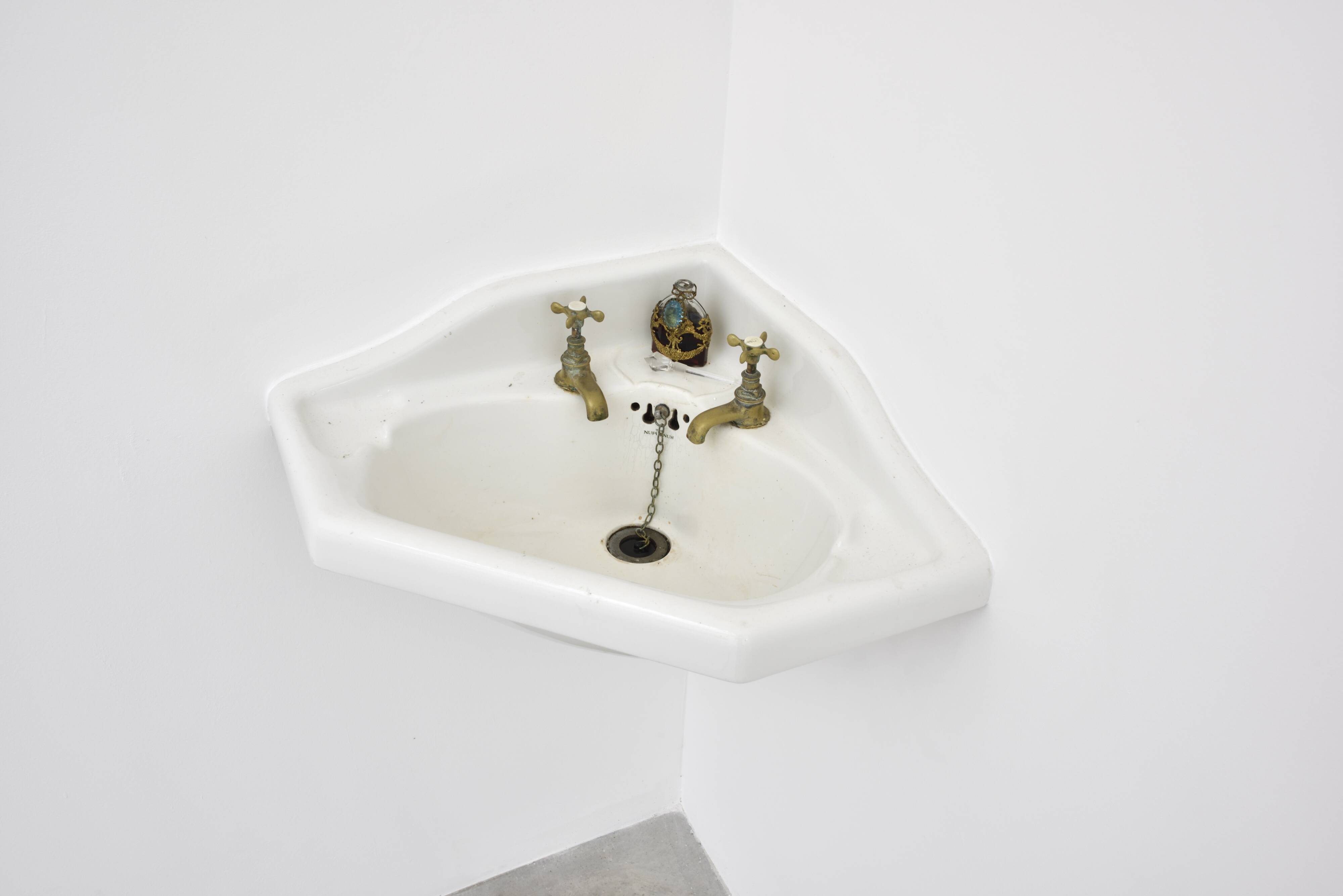 Lavabo d’angle vintage en céramique — robinetterie laiton d’origine
