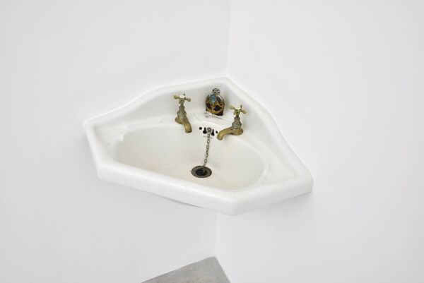 Lavabo d’angle vintage en céramique — robinetterie laiton d’origine
