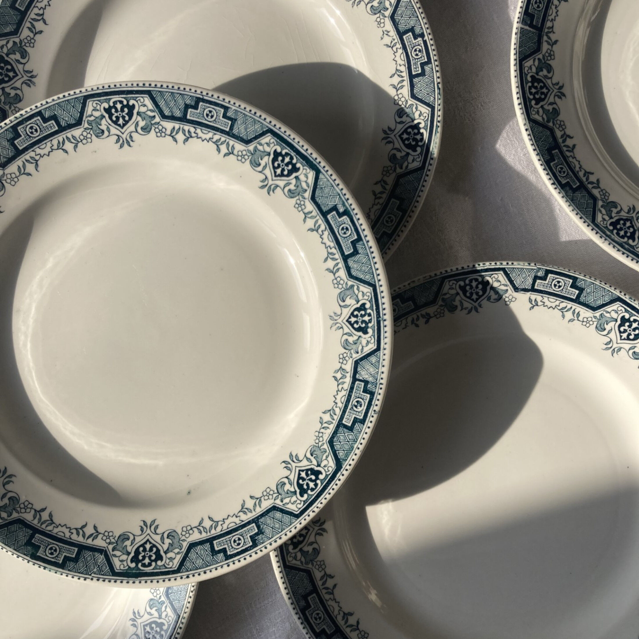 Set of 6 flat iron earth plates St Amand and Hamage model Morocco blue