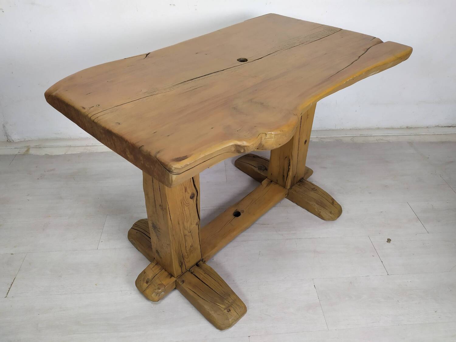 Table extérieur brutaliste