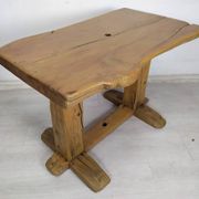 Table extérieur brutaliste