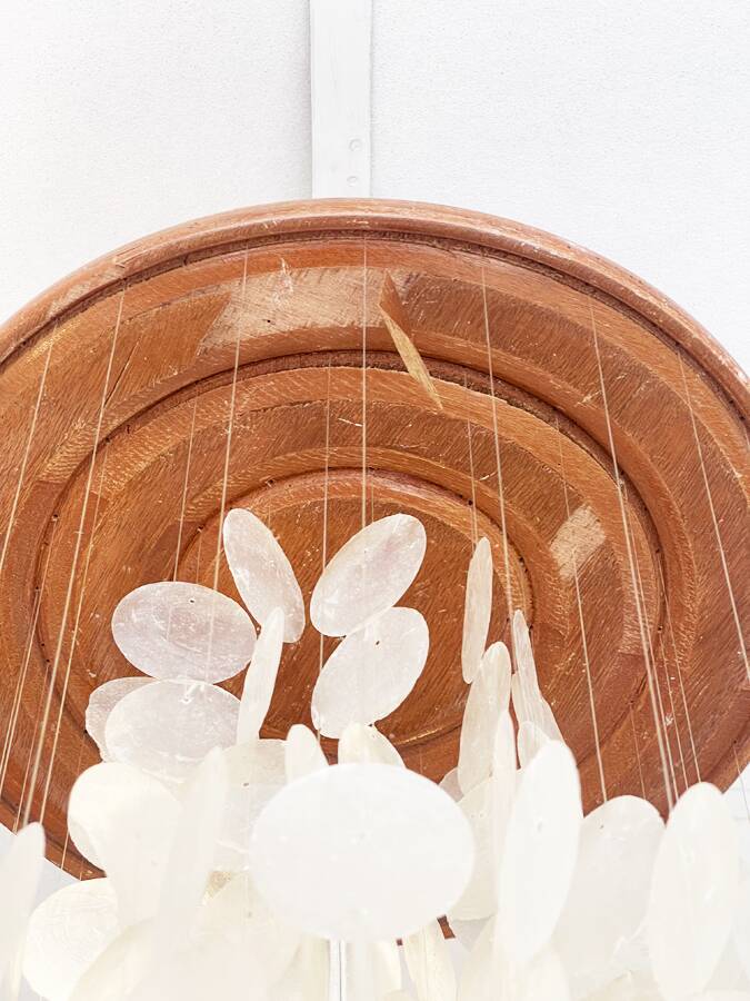 Very large cascading chandelier in mother-of-pearl, Verner Panton style, 1970.