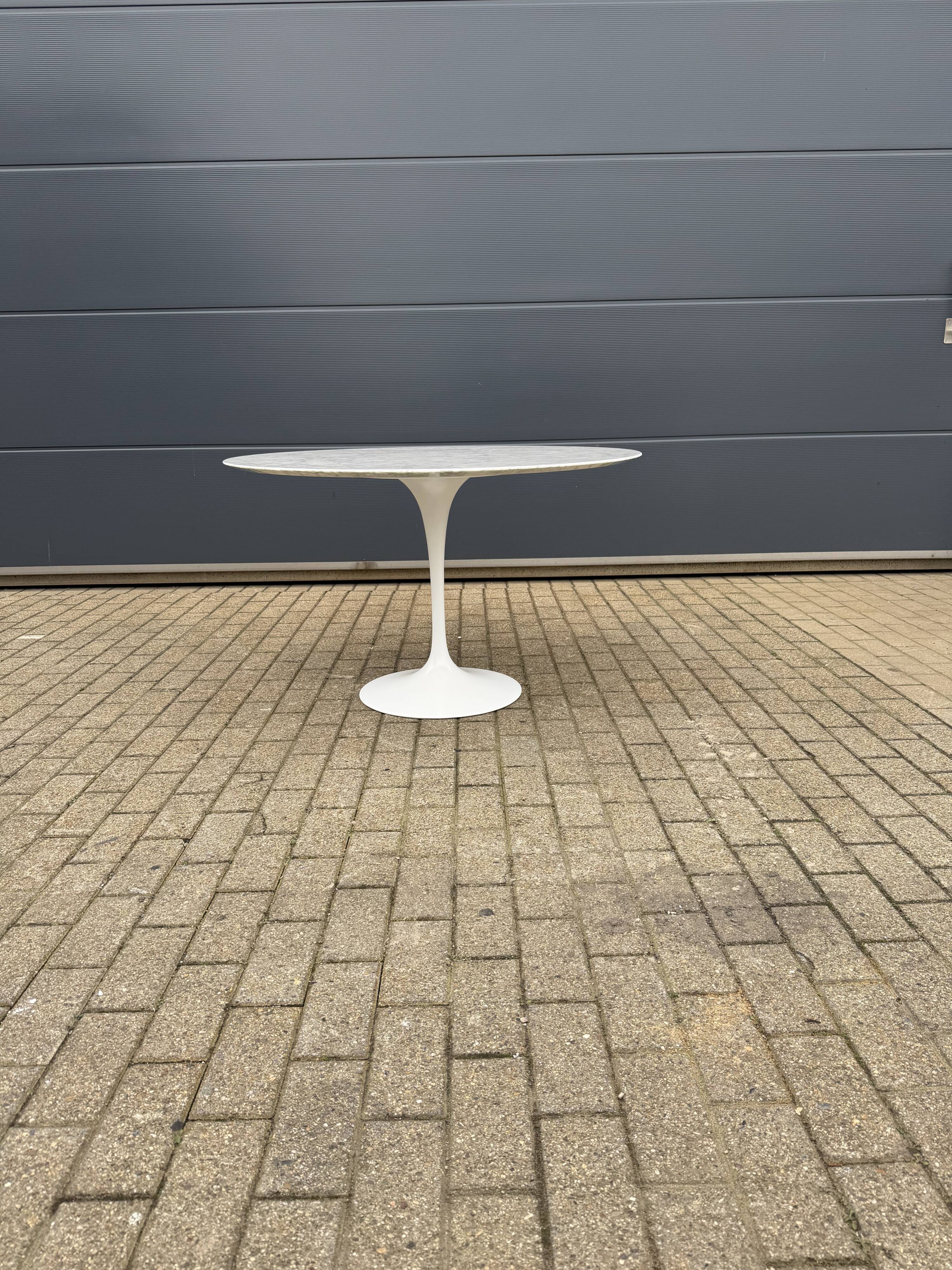 Original Knoll Tulip dining table in Carrara marble (120cm)