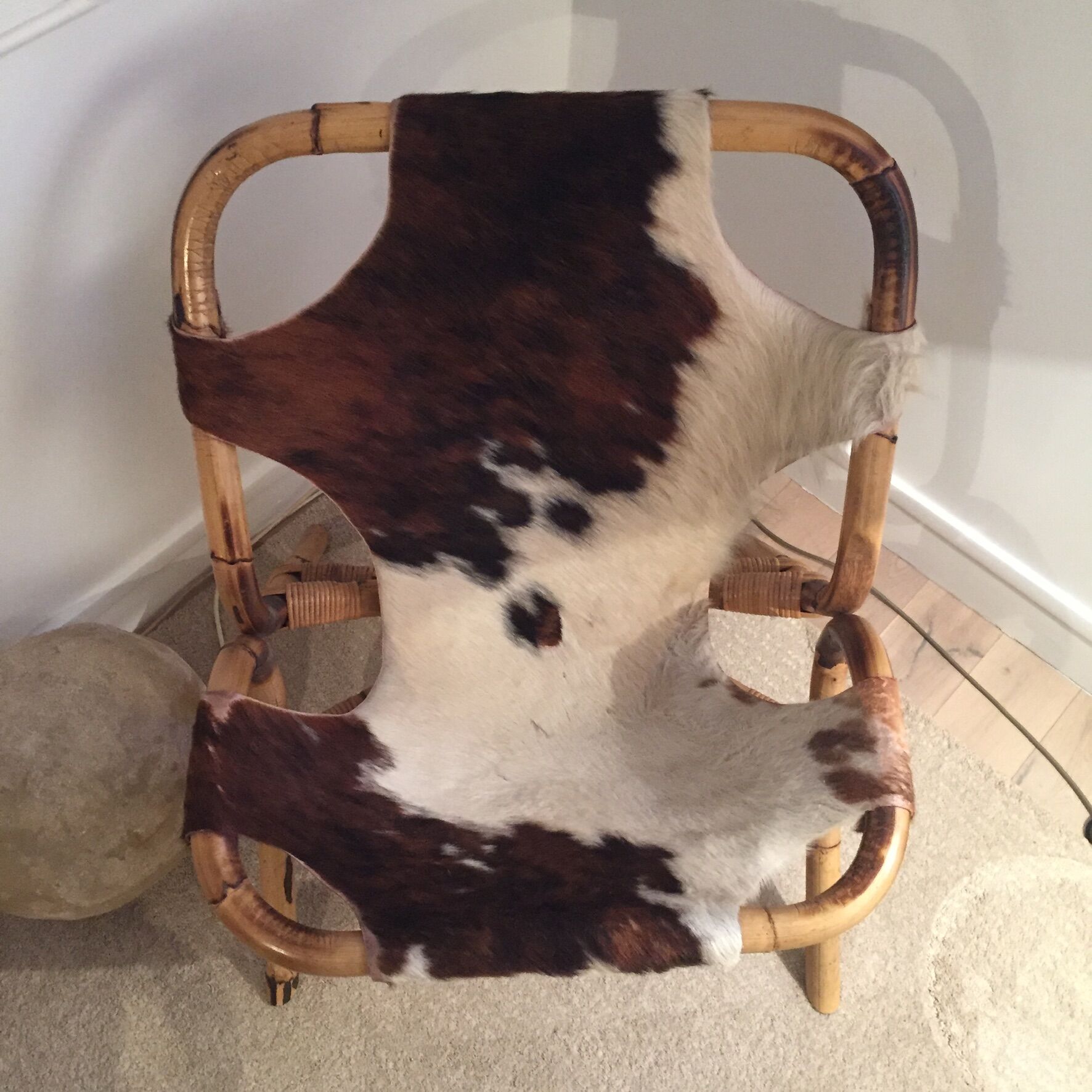 Paire de fauteuils bambou et peau