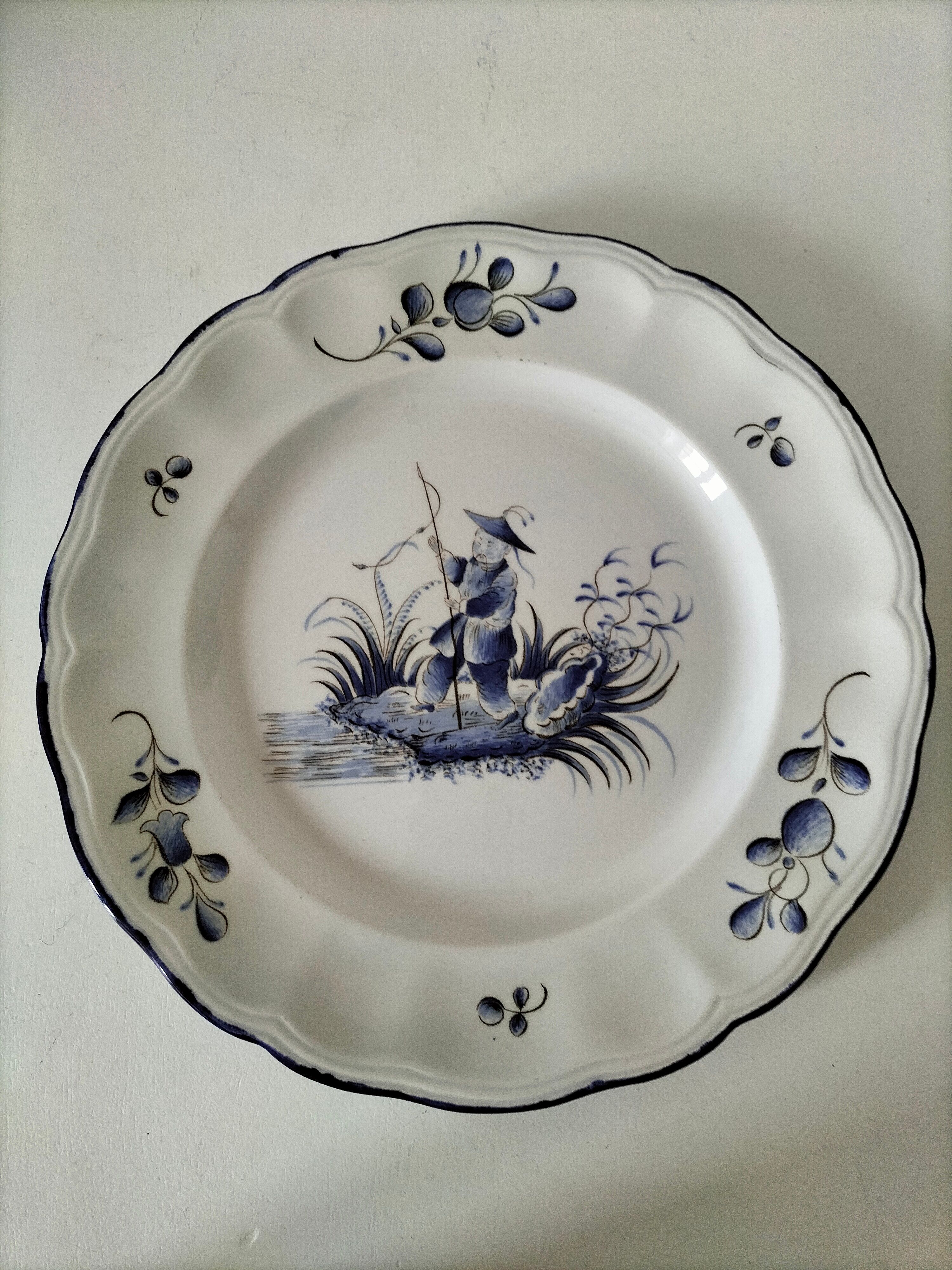 Assiette KG Lunéville décor pêcheur bleu