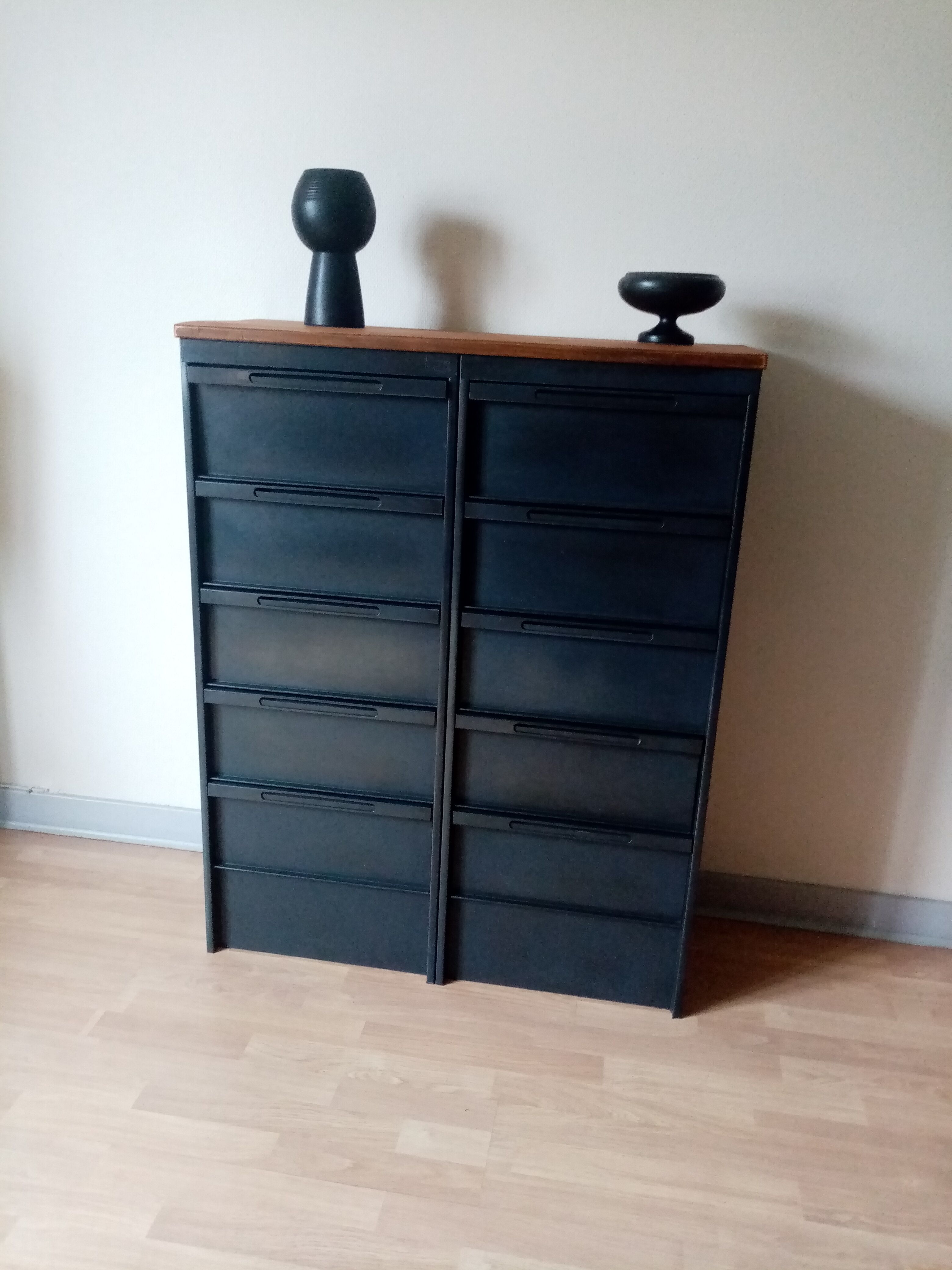 Metal clamshell furniture