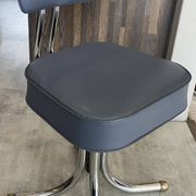 Chaise de bureau pivotante style Roneo simili cuir skaï gris chrome vintage