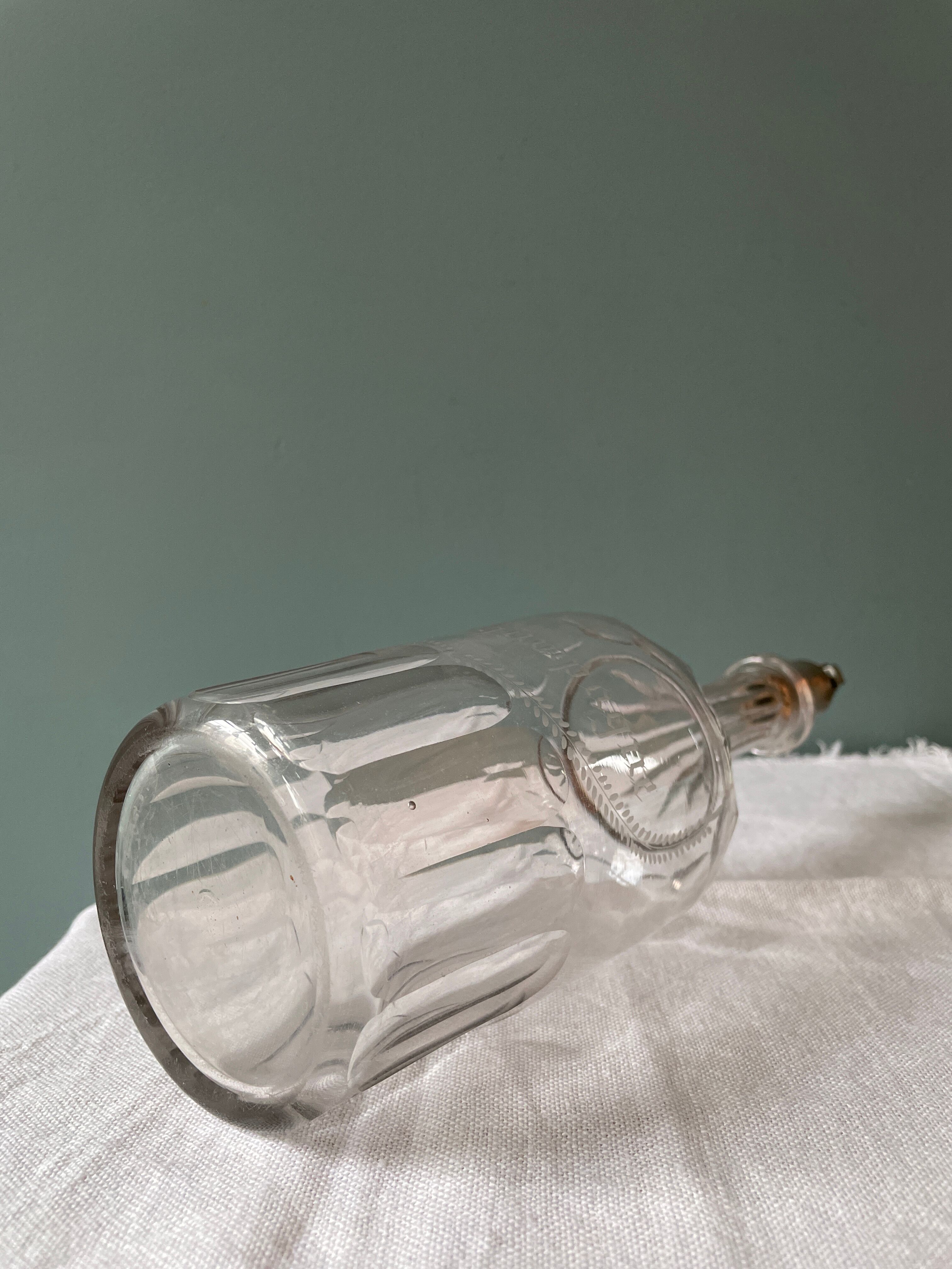 Old decanter nineteenth "Fine-Champagne" in blown glass