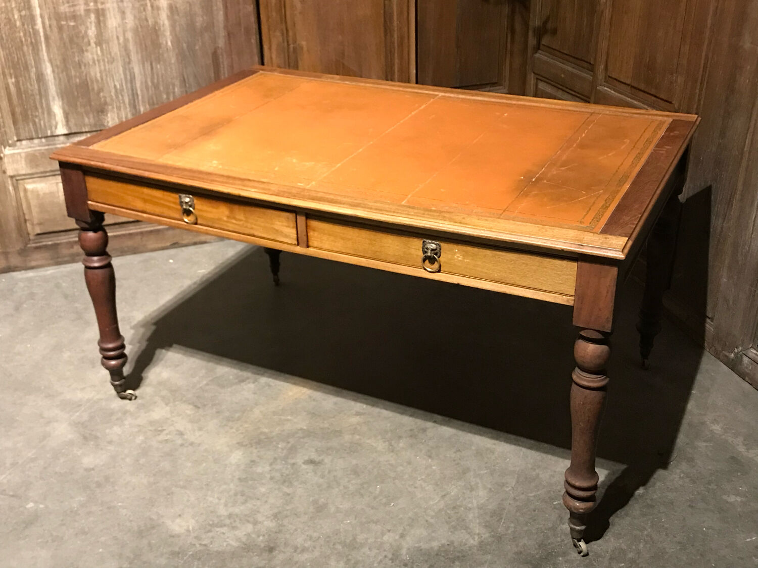 English desk table