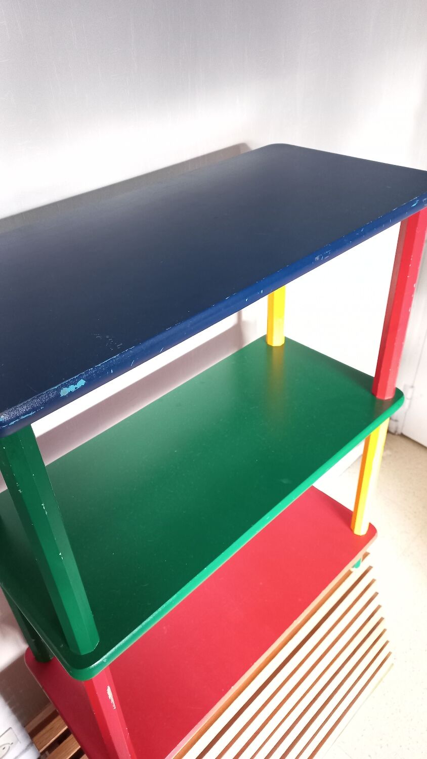 Shelf on legs, library, crayons in 4 colours.