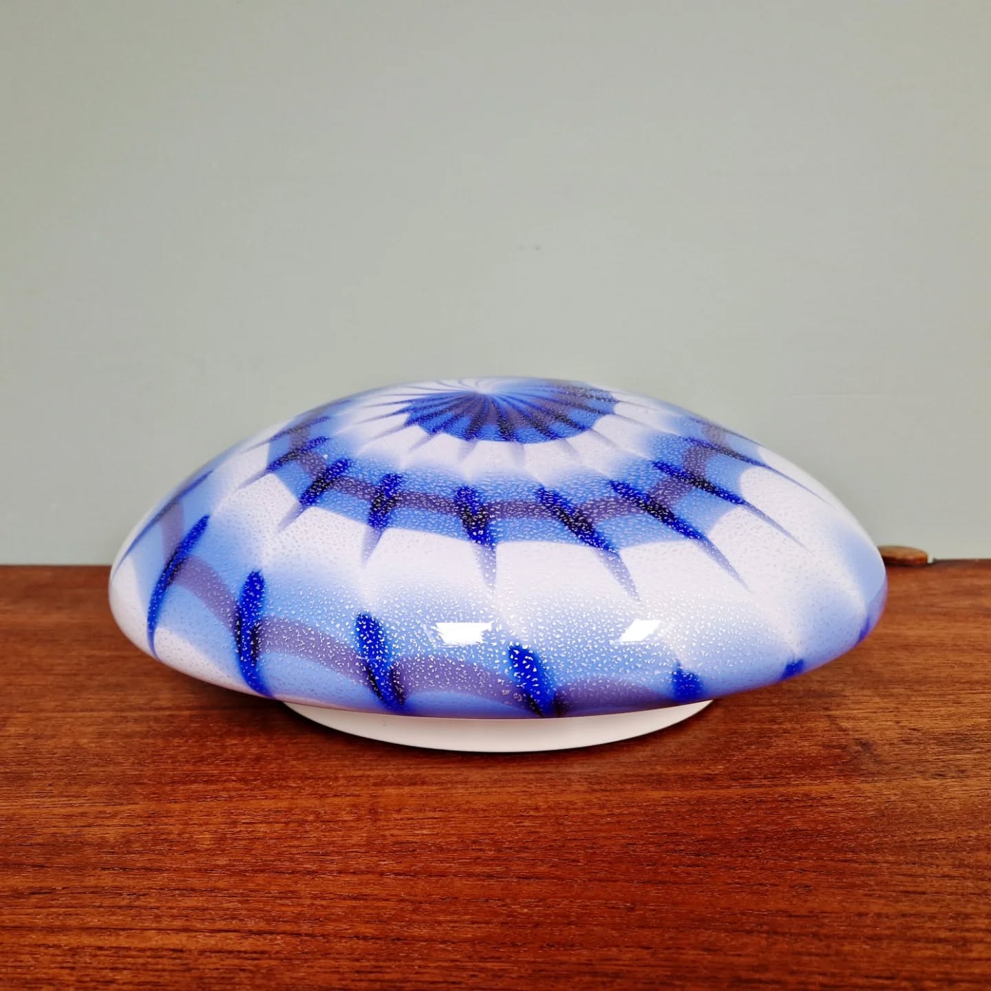 Ceiling light/wall sconce in blue and white Murano glass, 1970.