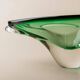 Bol en verre de Murano vert, vide-poche en verre soufflé à la main des années 1970 avec une forme organique.
