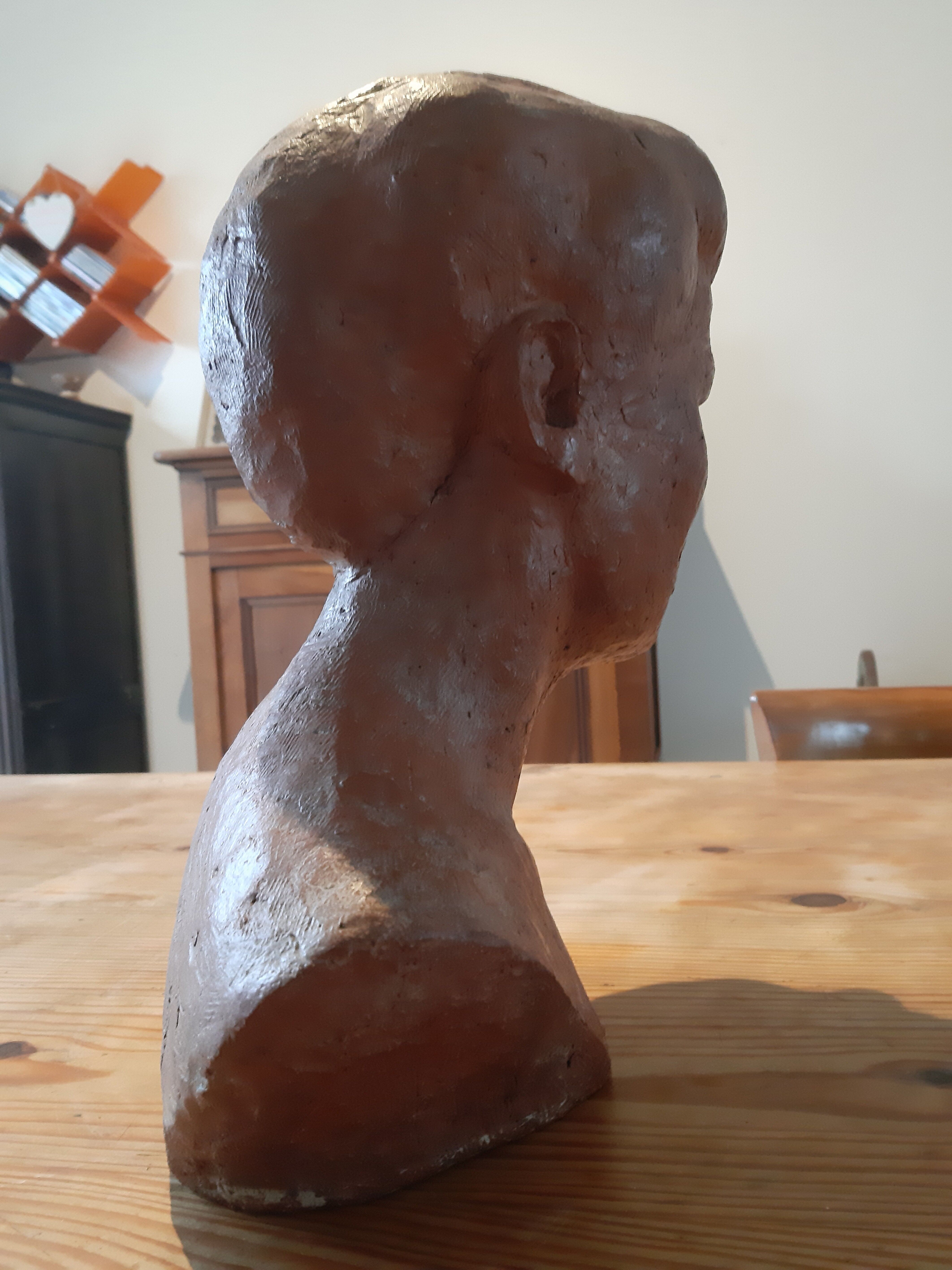 Bust woman of the 50s in terracotta