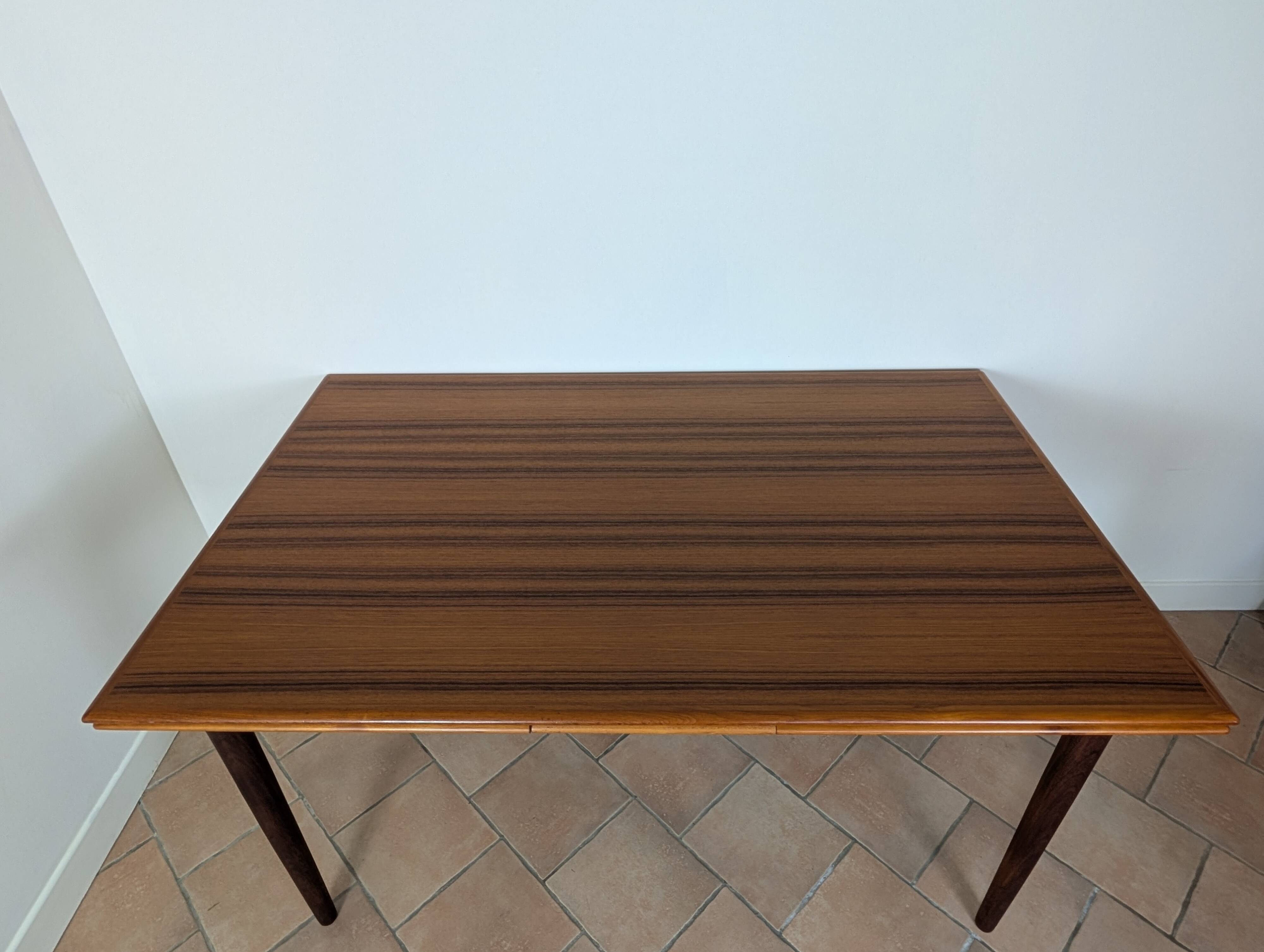 Scandinavian extendable table