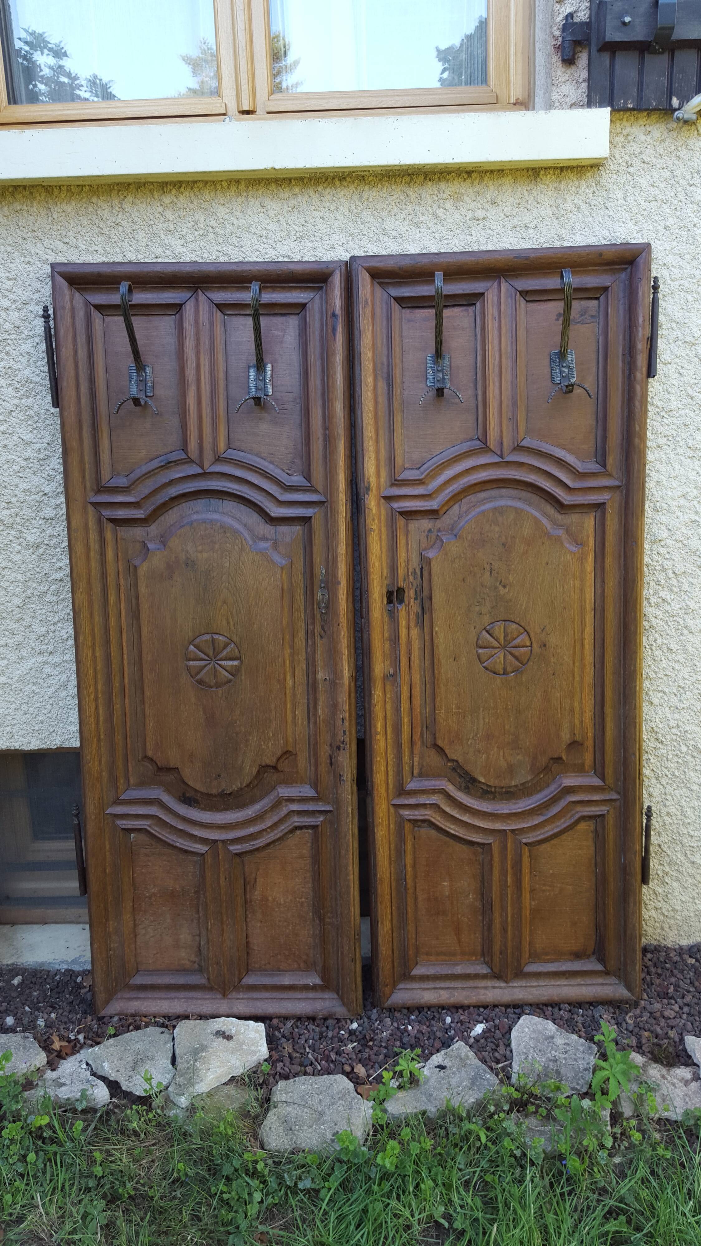 Pair of 18th-century carved doors with patères
