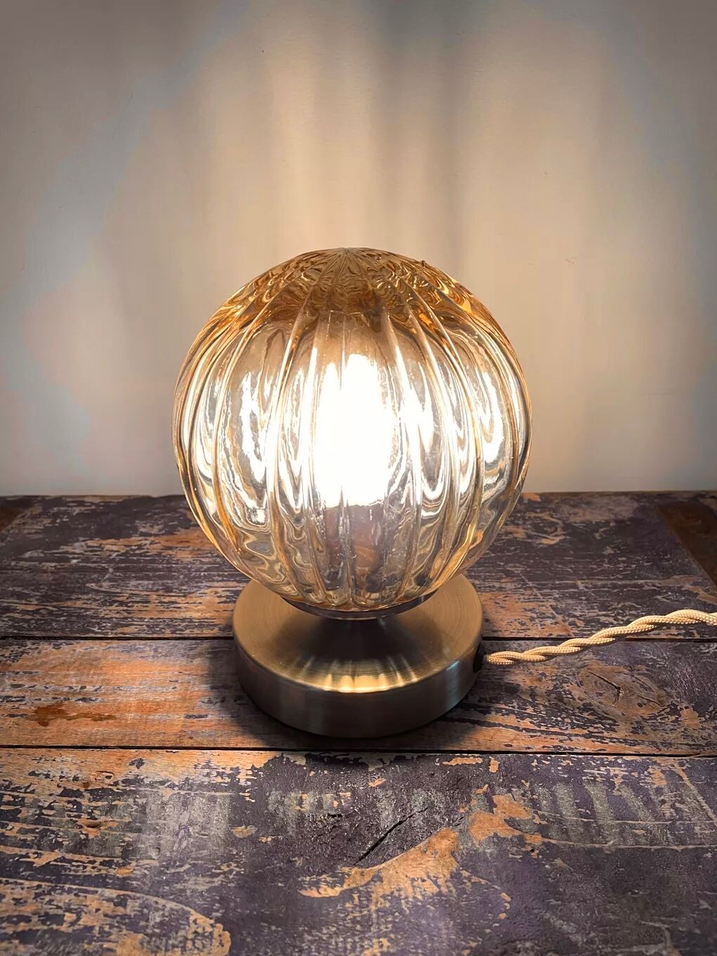 Lampe globe vintage doré électrifiée à neuf