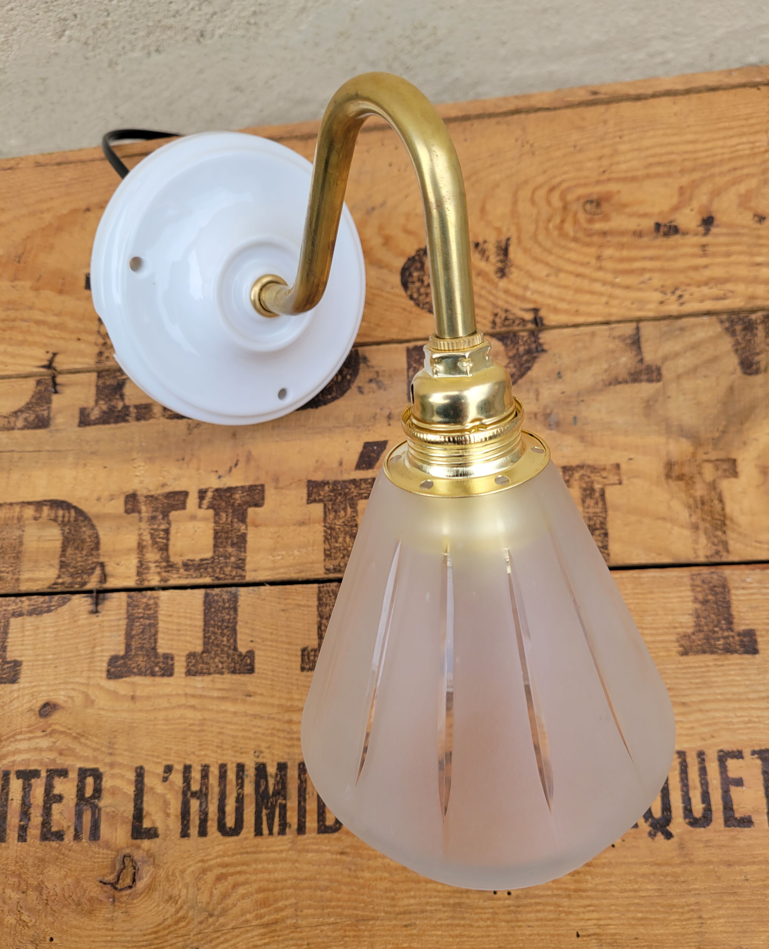 Brass and frosted glass wall lamp