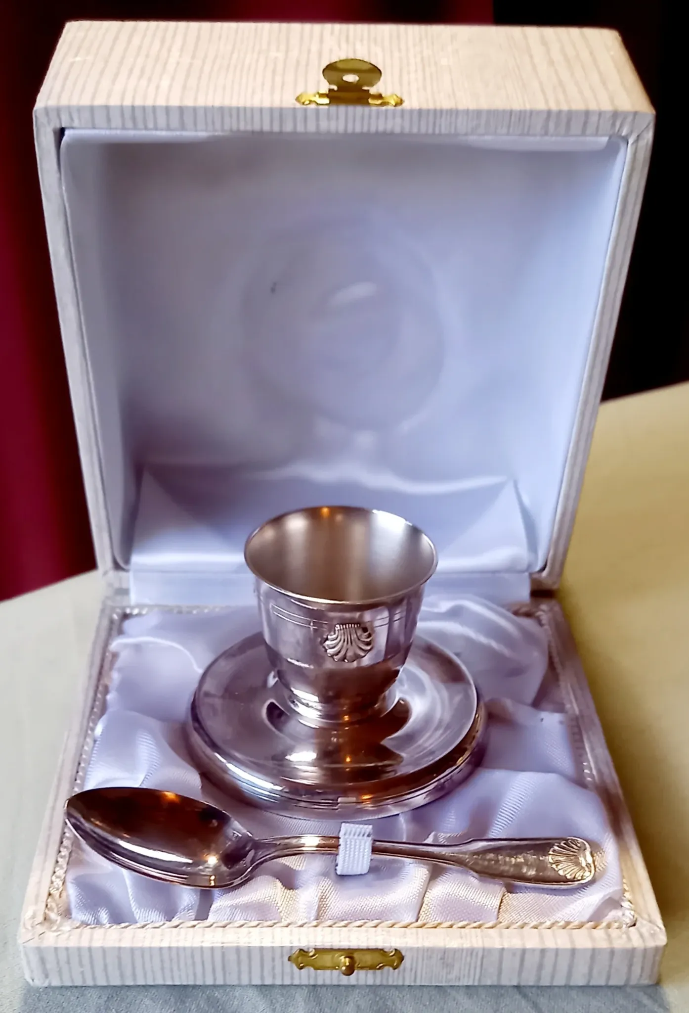 Egg cup and spoon with shell pattern in silver-plated metal, 1970.
