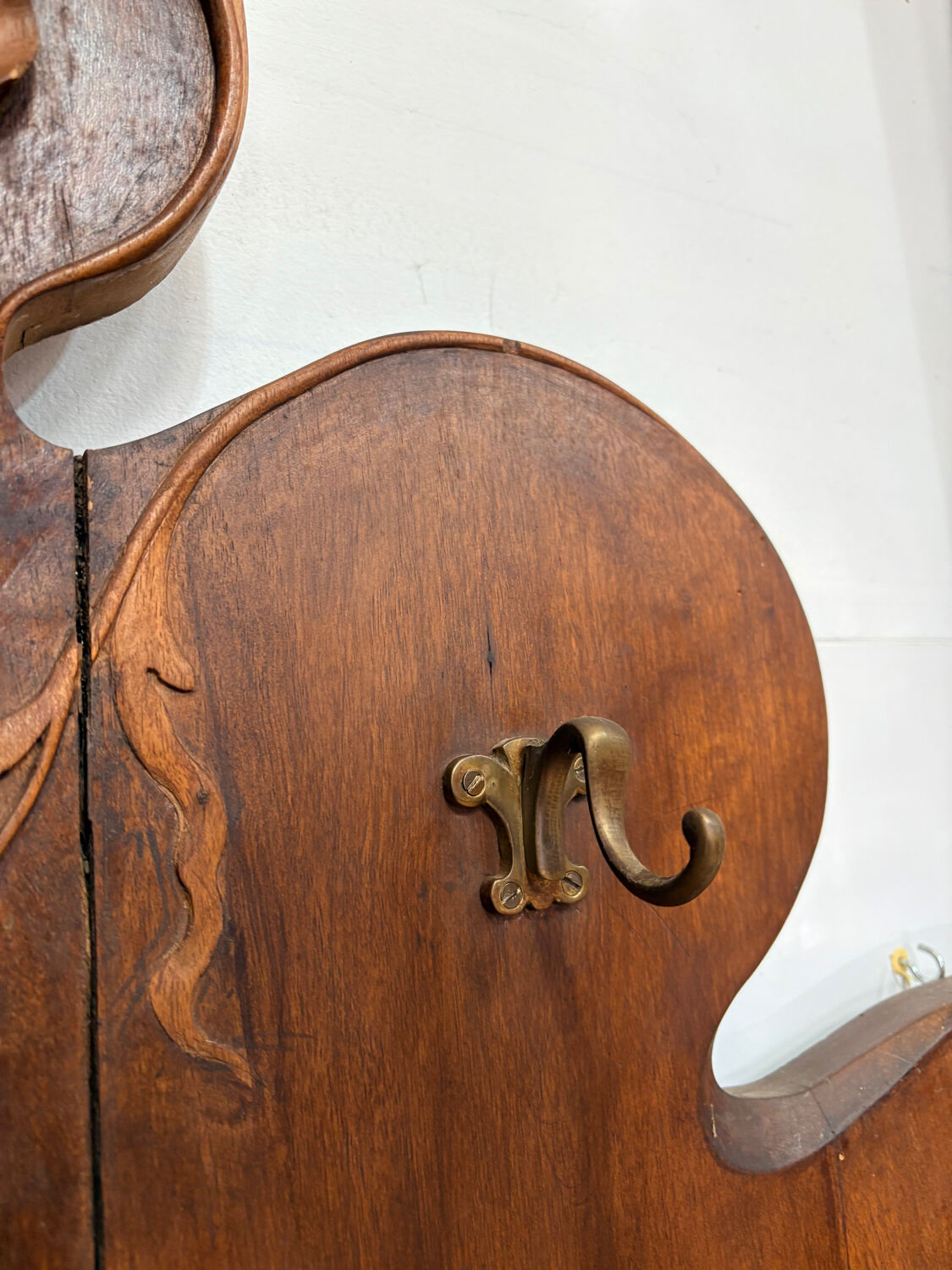 Grand porte-manteau Art Nouveau en bois sculpté – vers 1900