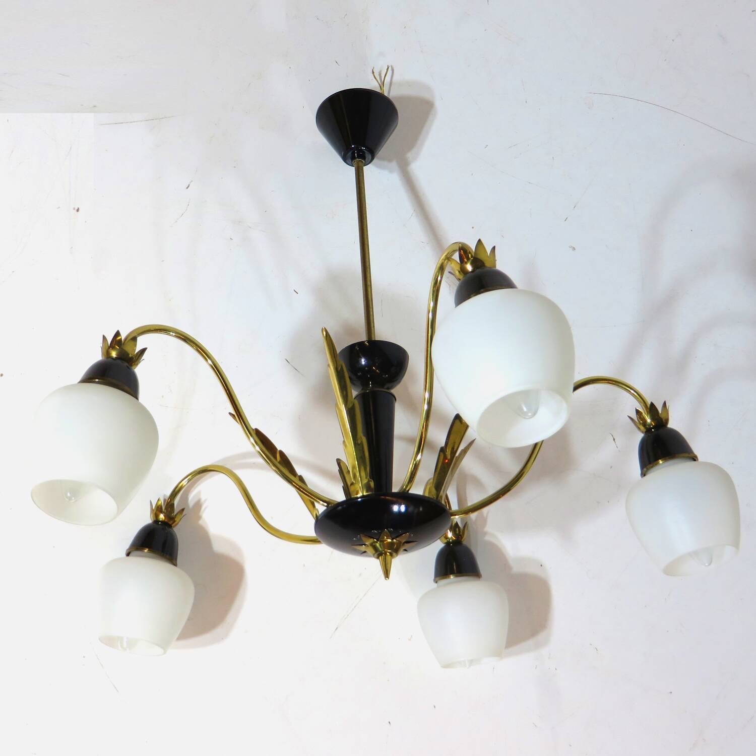 Lustre vintage du milieu du siècle en laiton et verre opalin, années 1960