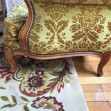 Fauteuil en velours jaune doré et merisier style Louis XV
