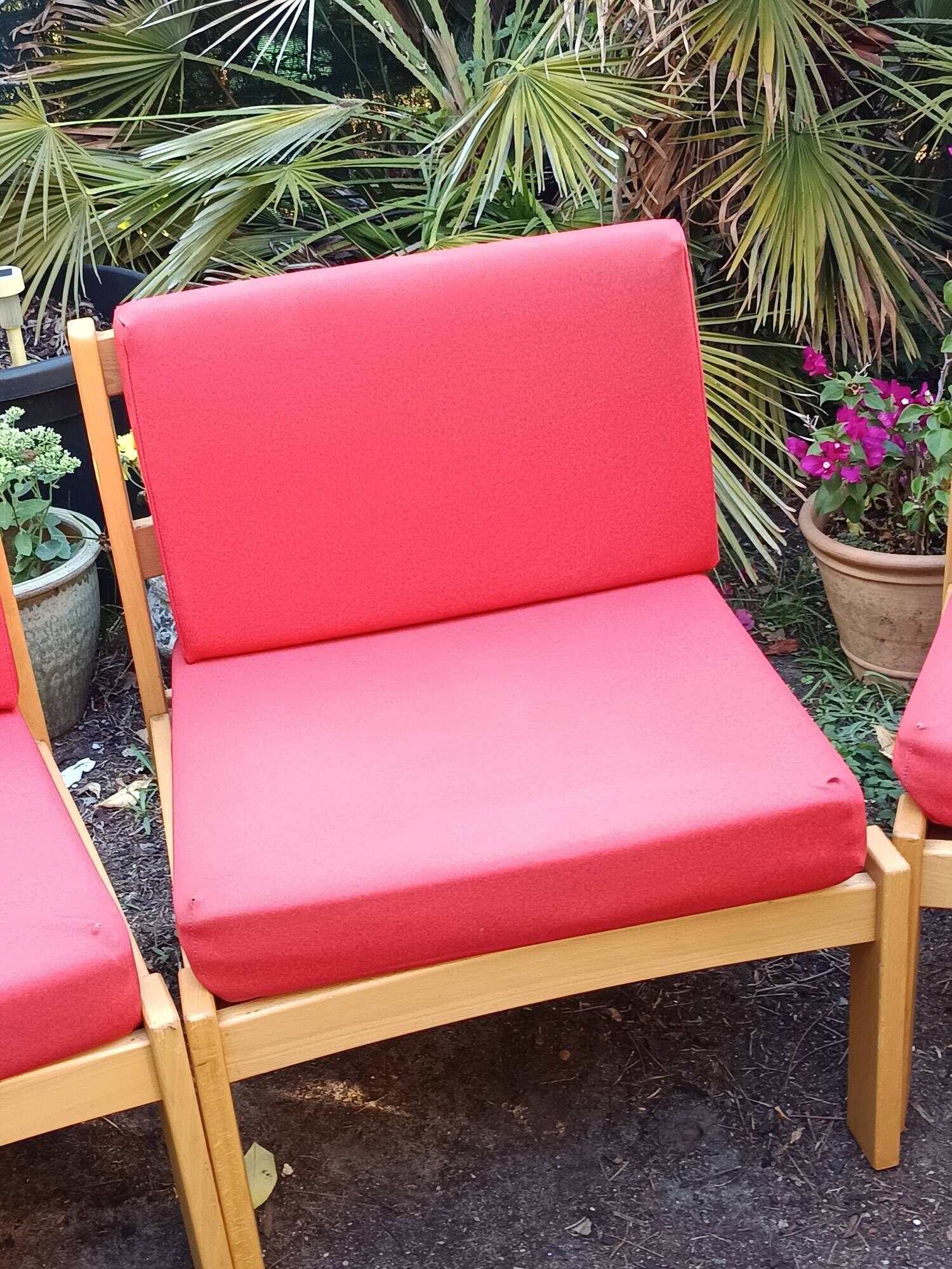 3 chauffeuses 1970 rouges et bois clair style scandinave