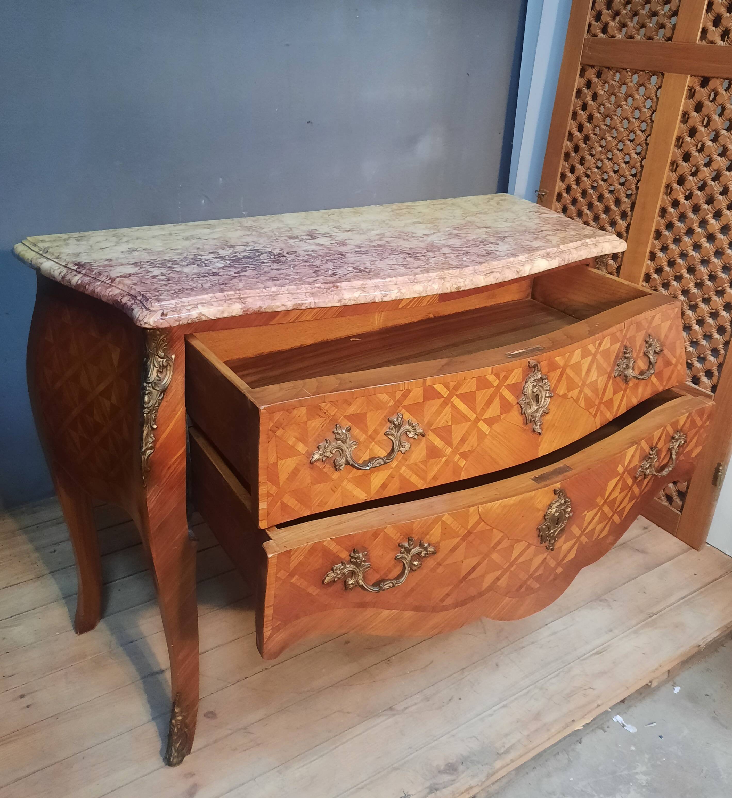 Commode en marquetterie style Louis XV