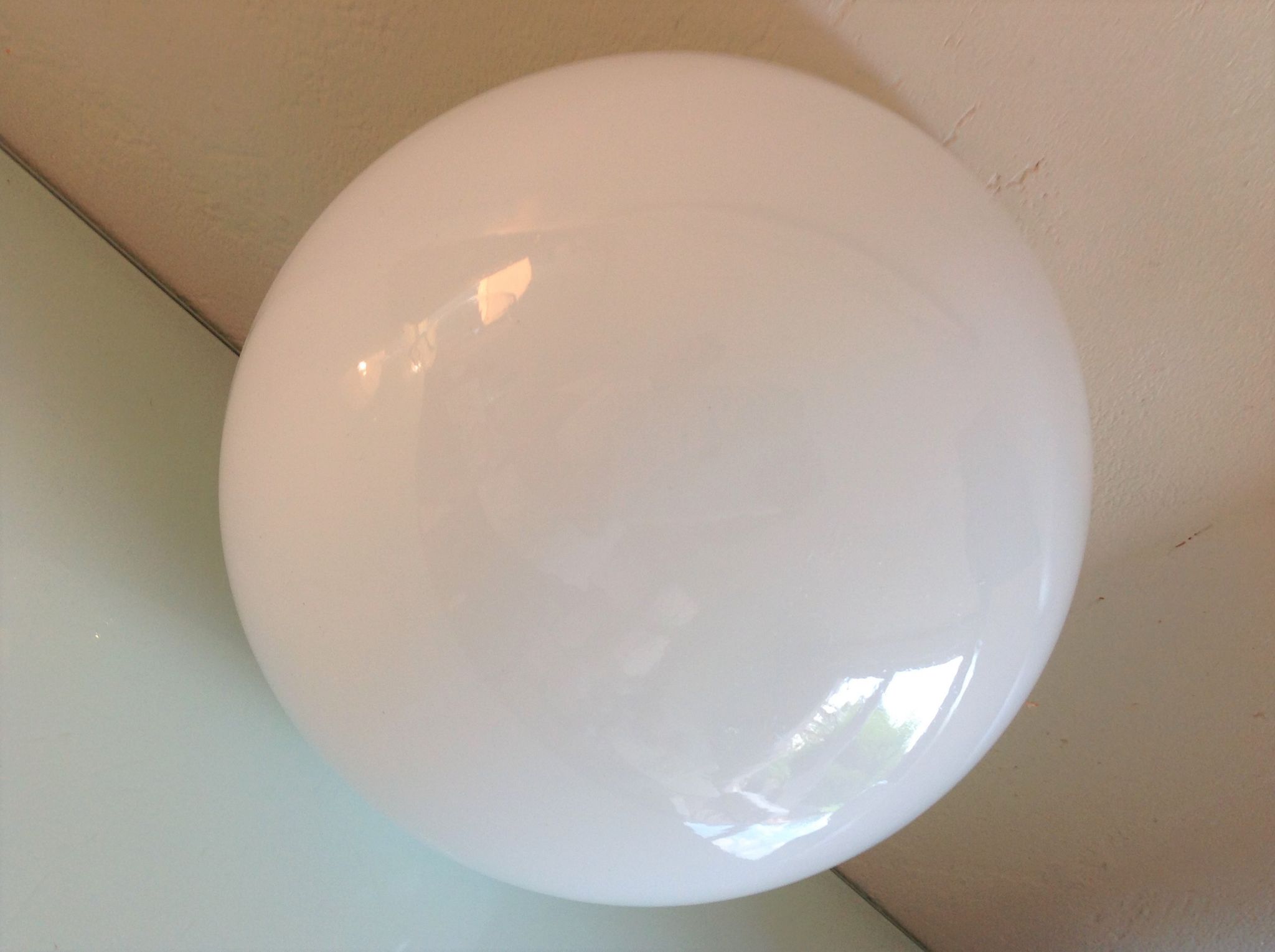 Plafonnier demi lune en opaline blanche vintage années 60-70