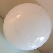Plafonnier demi lune en opaline blanche vintage années 60-70