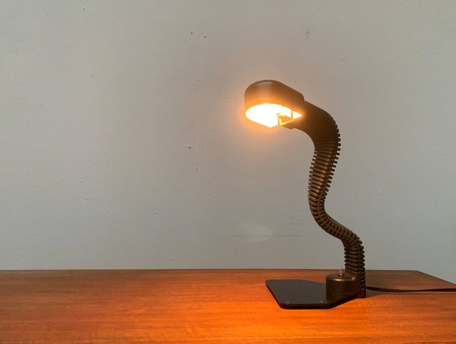Vintage space age Cobra table lamp by Masayuki Kurokawa