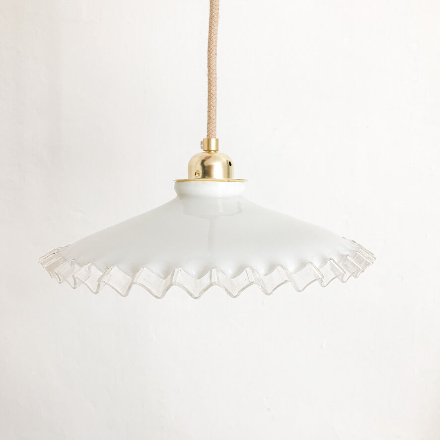 Opaline suspension with lace